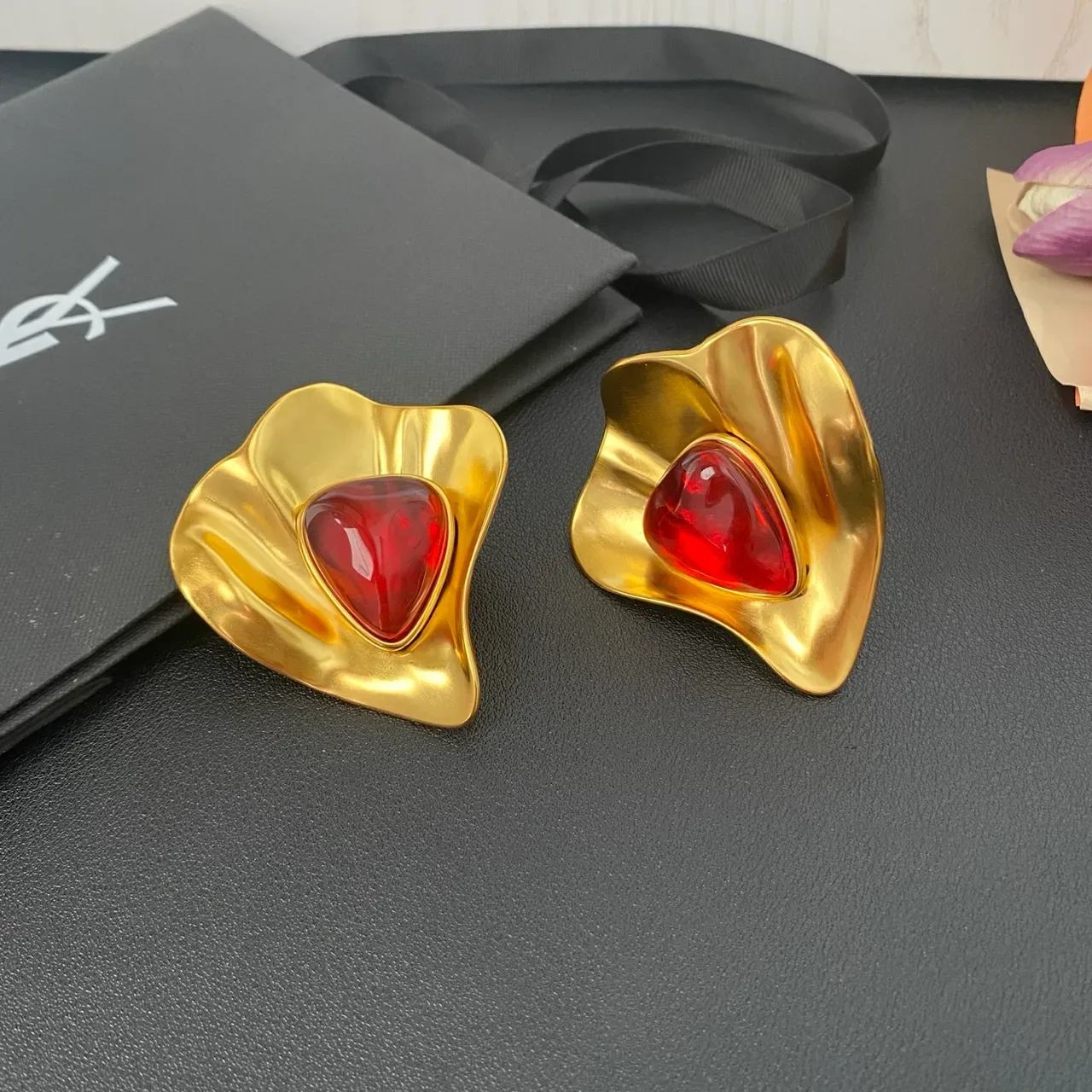 Saint Laurent Boucles d'oreilles doré vert sculptural en forme de pétale de métal pierres cabochon de résine en forme de larme 7