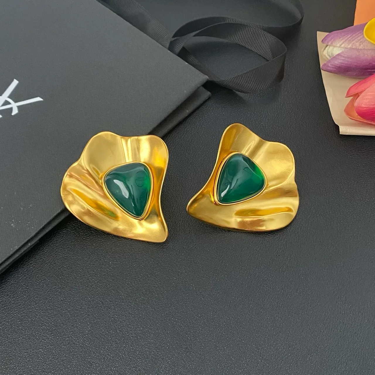 Saint Laurent Boucles d'oreilles doré vert sculptural en forme de pétale de métal pierres cabochon de résine en forme de larme 8