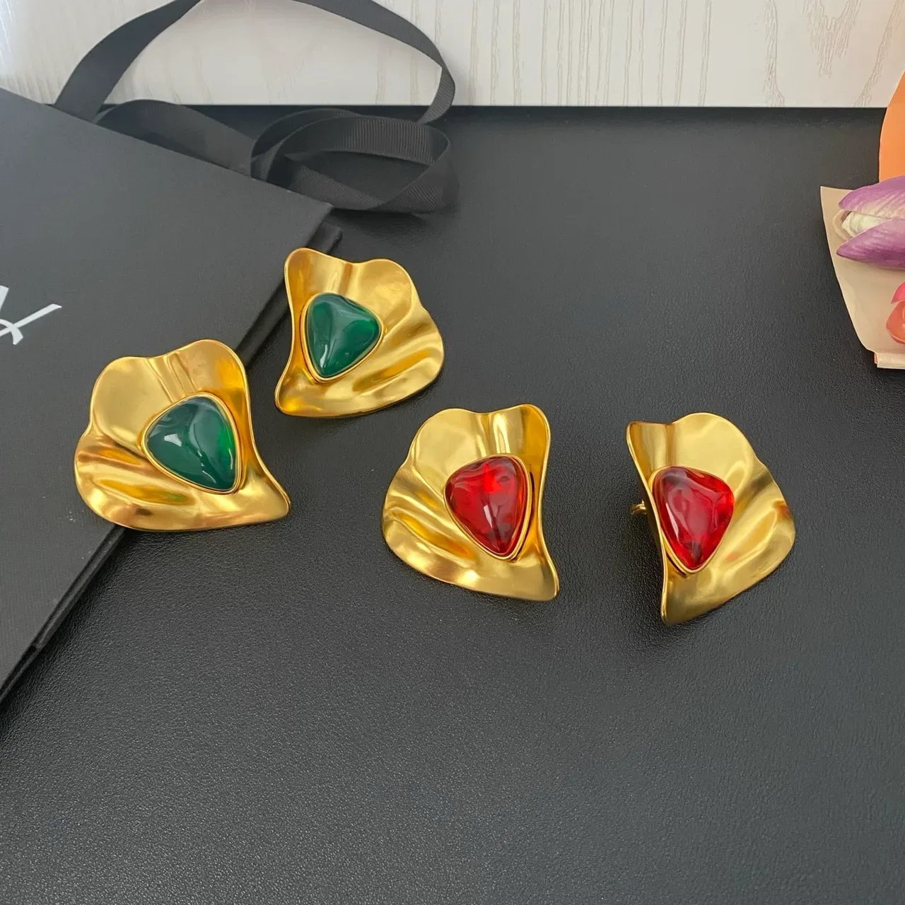 Saint Laurent Boucles d'oreilles doré vert sculptural en forme de pétale de métal pierres cabochon de résine en forme de larme 9