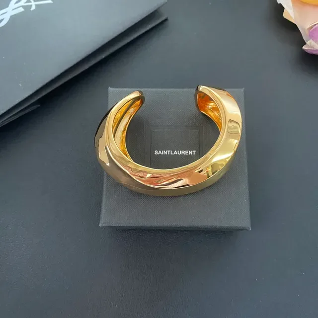 Saint Laurent سوار مفتوح ذهب مصقول نحتي مزدوج الحلقة 9