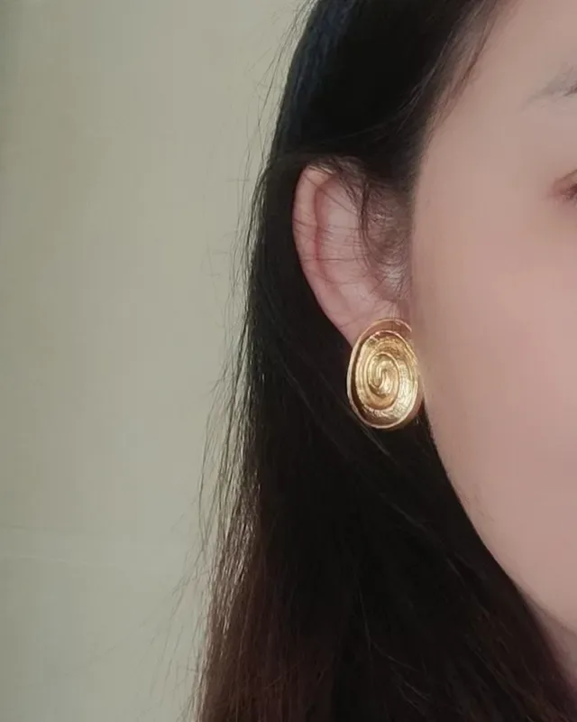 Saint Laurent Brincos Clip-On Espiral Dourado 2