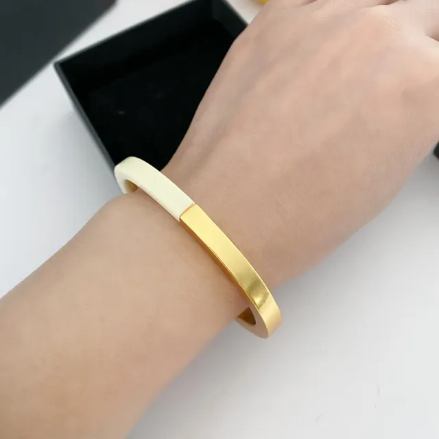 Saint Laurent Bracelet en forme de C en émail et doré de deux tons 2
