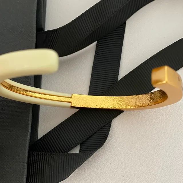 Saint Laurent Bracelet en forme de C en émail et doré de deux tons 3