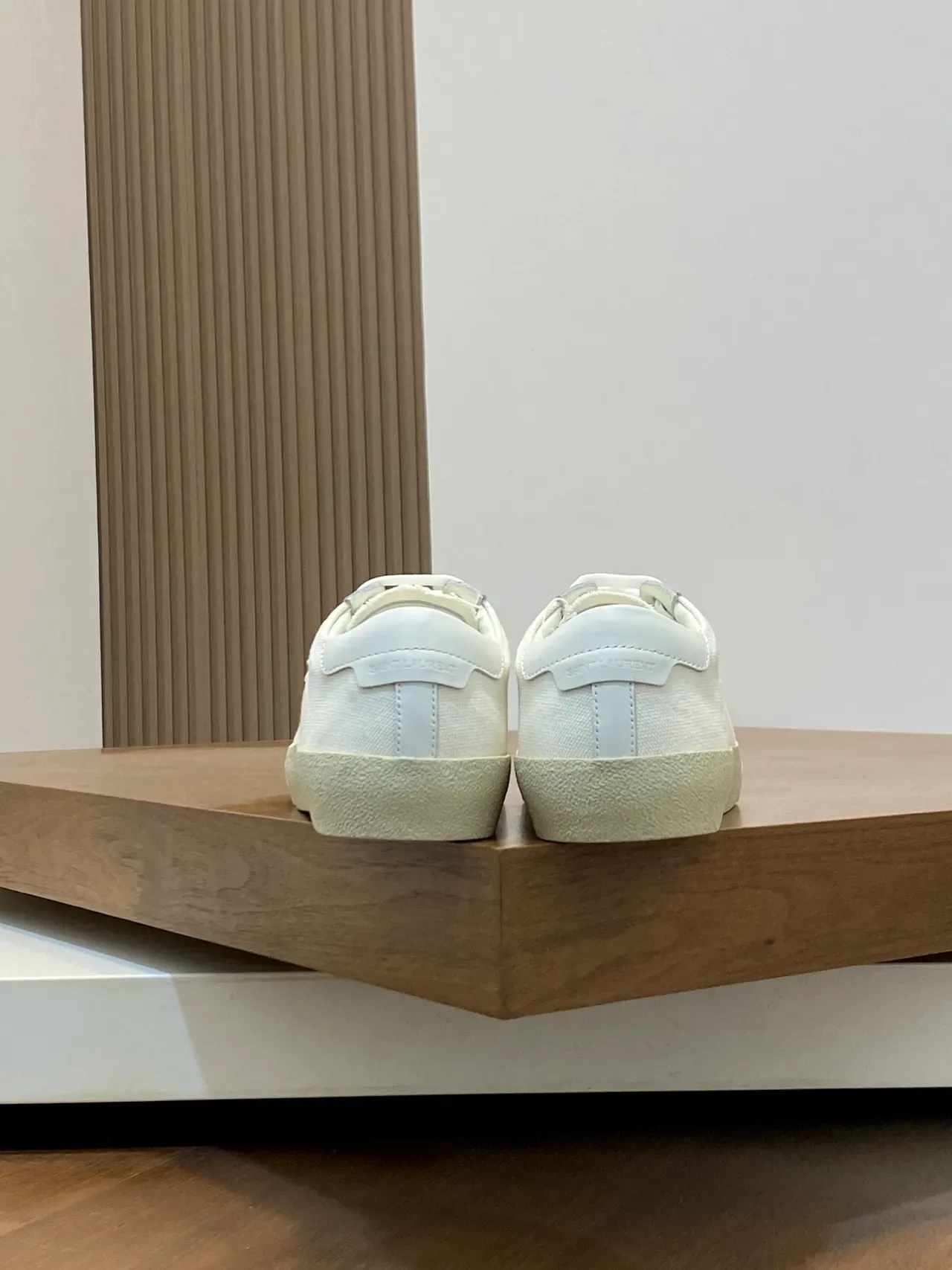 Saint Laurent Sneakers Lifestyle Blanc et Beige en Toile Canvas Logo Brodé 3