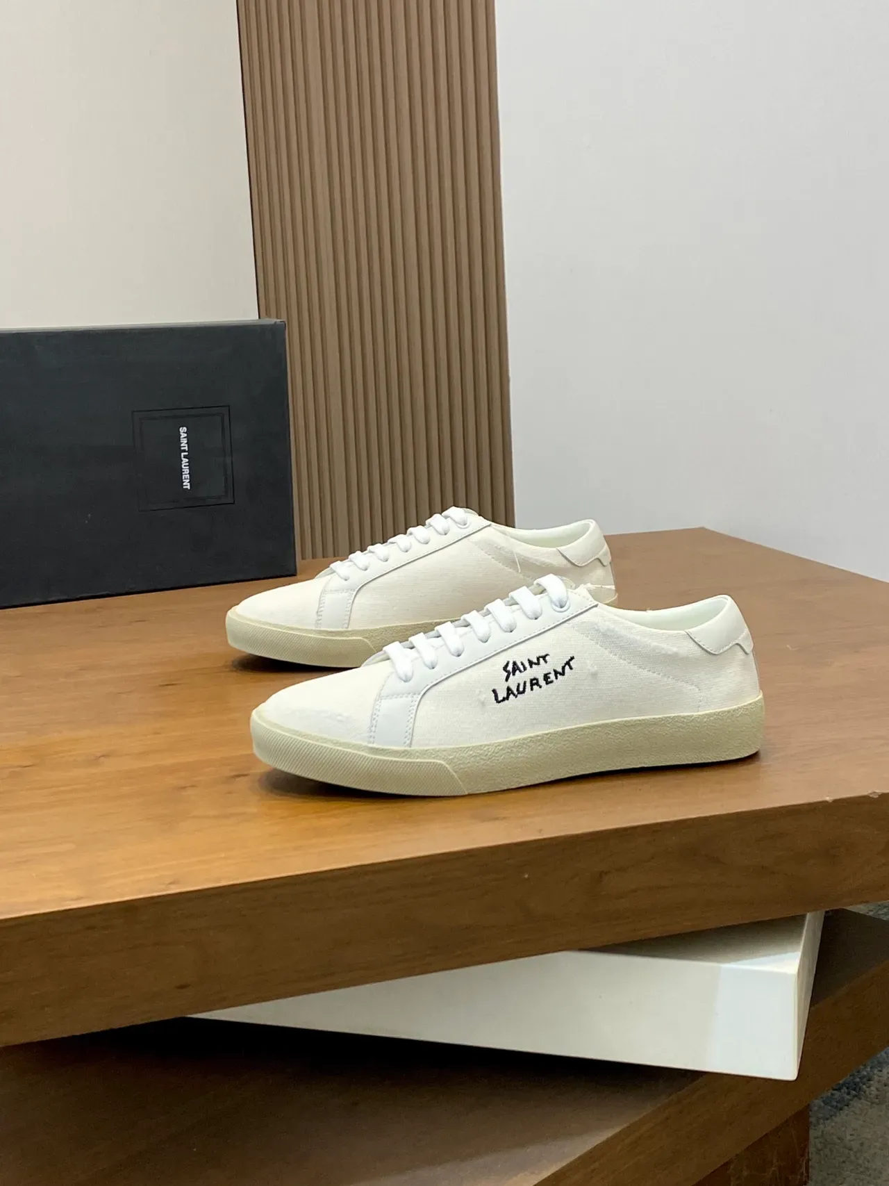 Saint Laurent Sneakers Lifestyle Blanc et Beige en Toile Canvas Logo Brodé 4