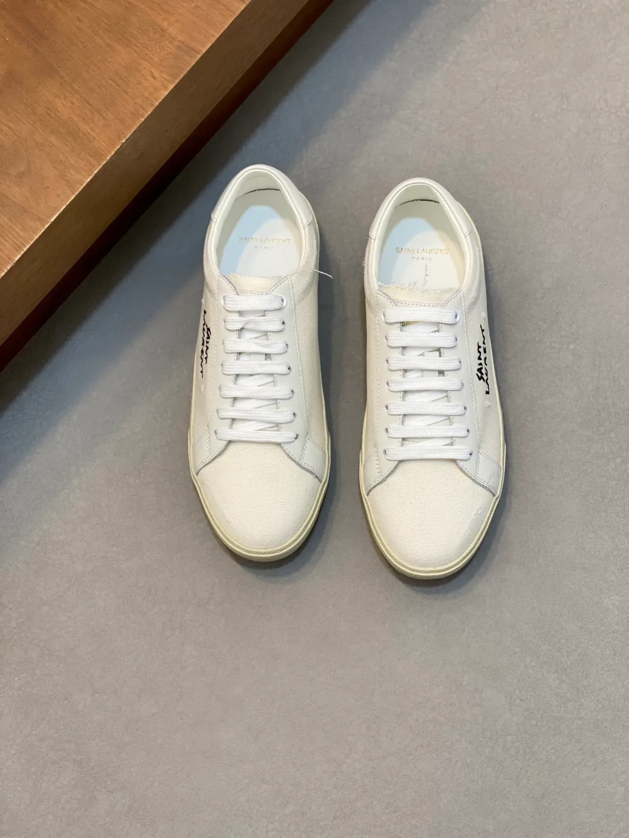 Saint Laurent Sneakers Lifestyle Blanc et Beige en Toile Canvas Logo Brodé 5