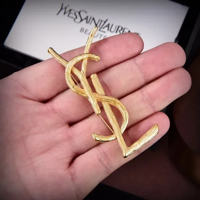 سان لوران YSL بروش مونوغرام مطبق ذهبي 3