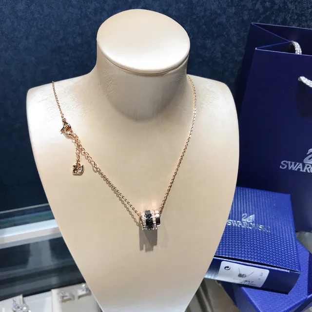 Swarovski Octea মাল্টি-রিং ক্রিস্টাল পেন্ডেন্ট নেকলেস 4