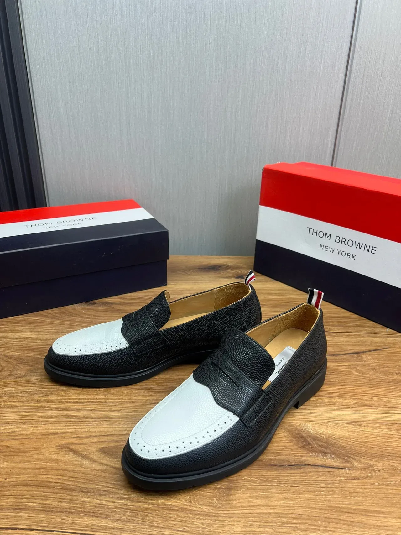 Thom Browne Penny Loafer en cuir pebbled à deux tons 3