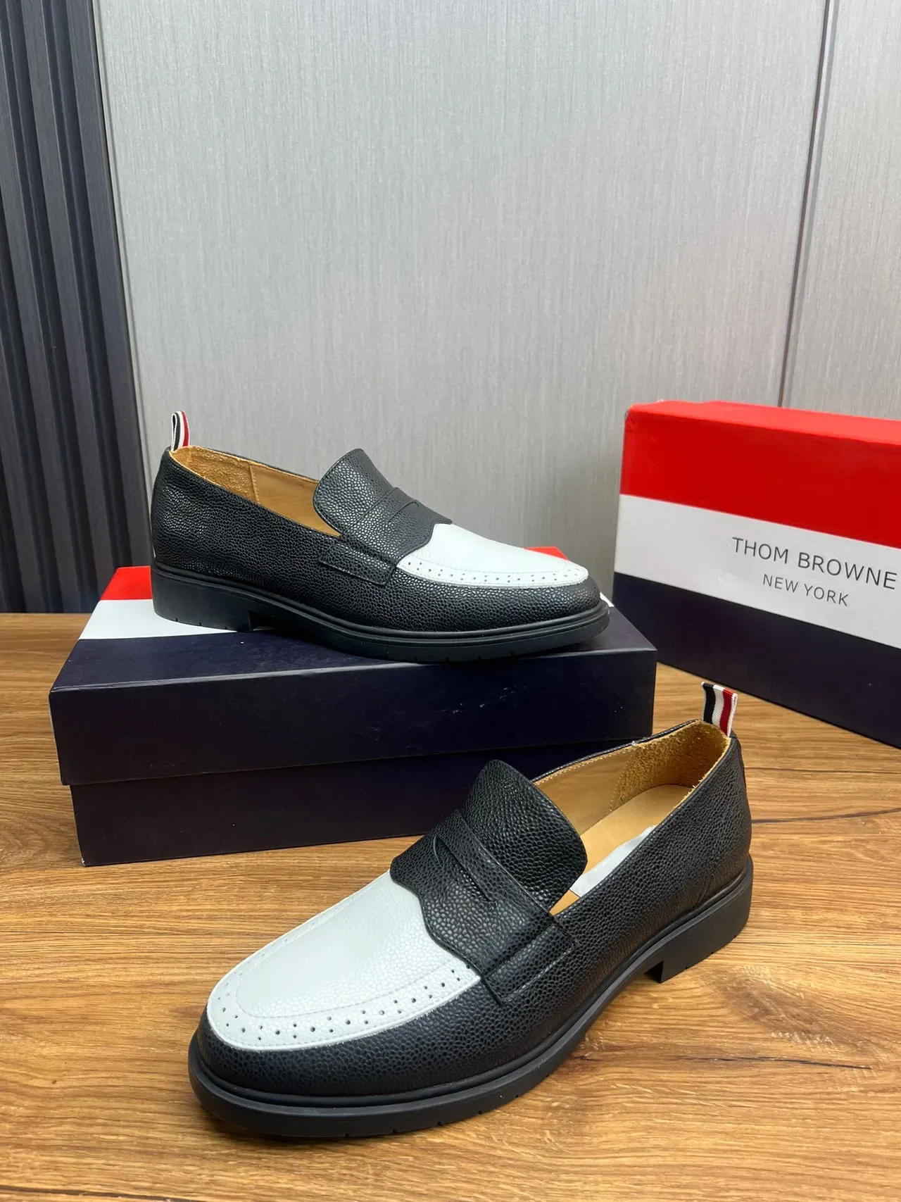 Thom Browne Penny Loafer en cuir pebbled à deux tons 4