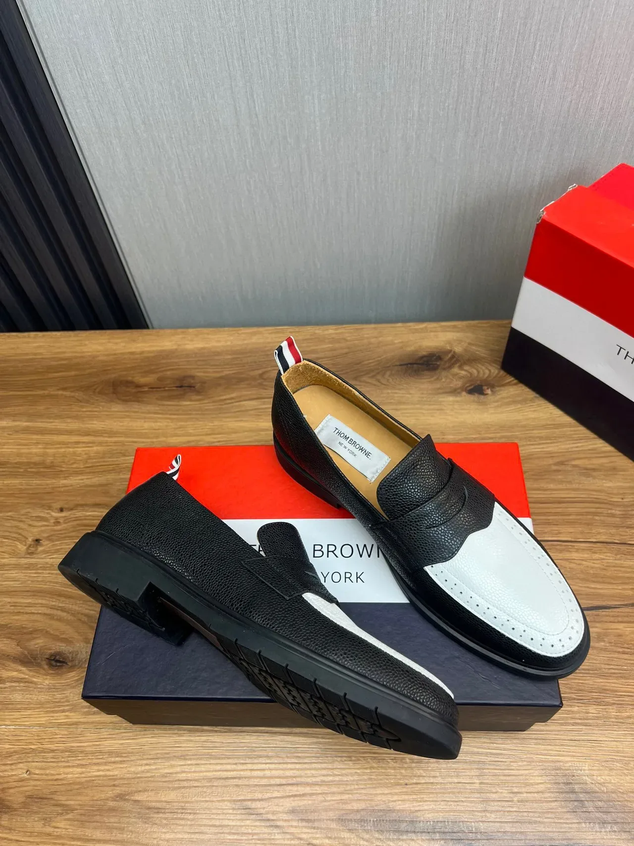 Thom Browne Penny Loafer en cuir pebbled à deux tons 5