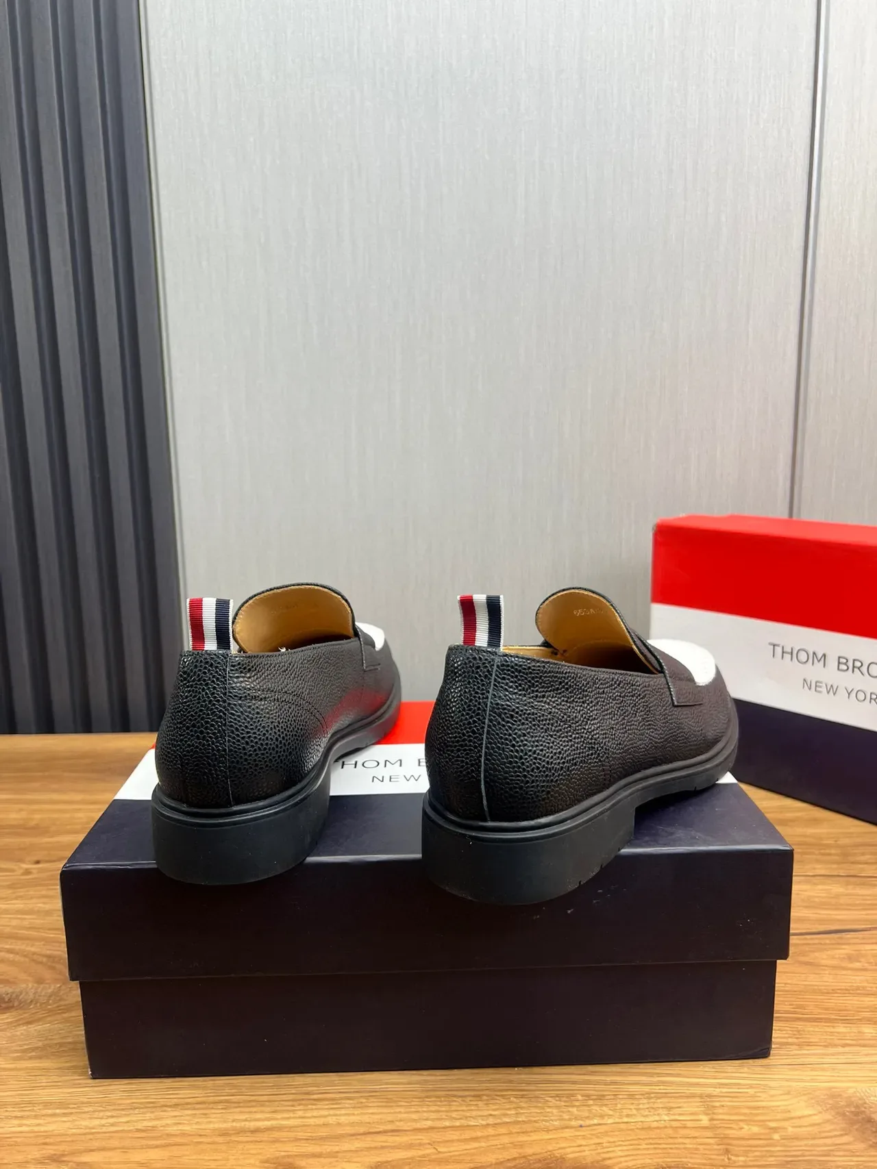Thom Browne Penny Loafer en cuir pebbled à deux tons 6