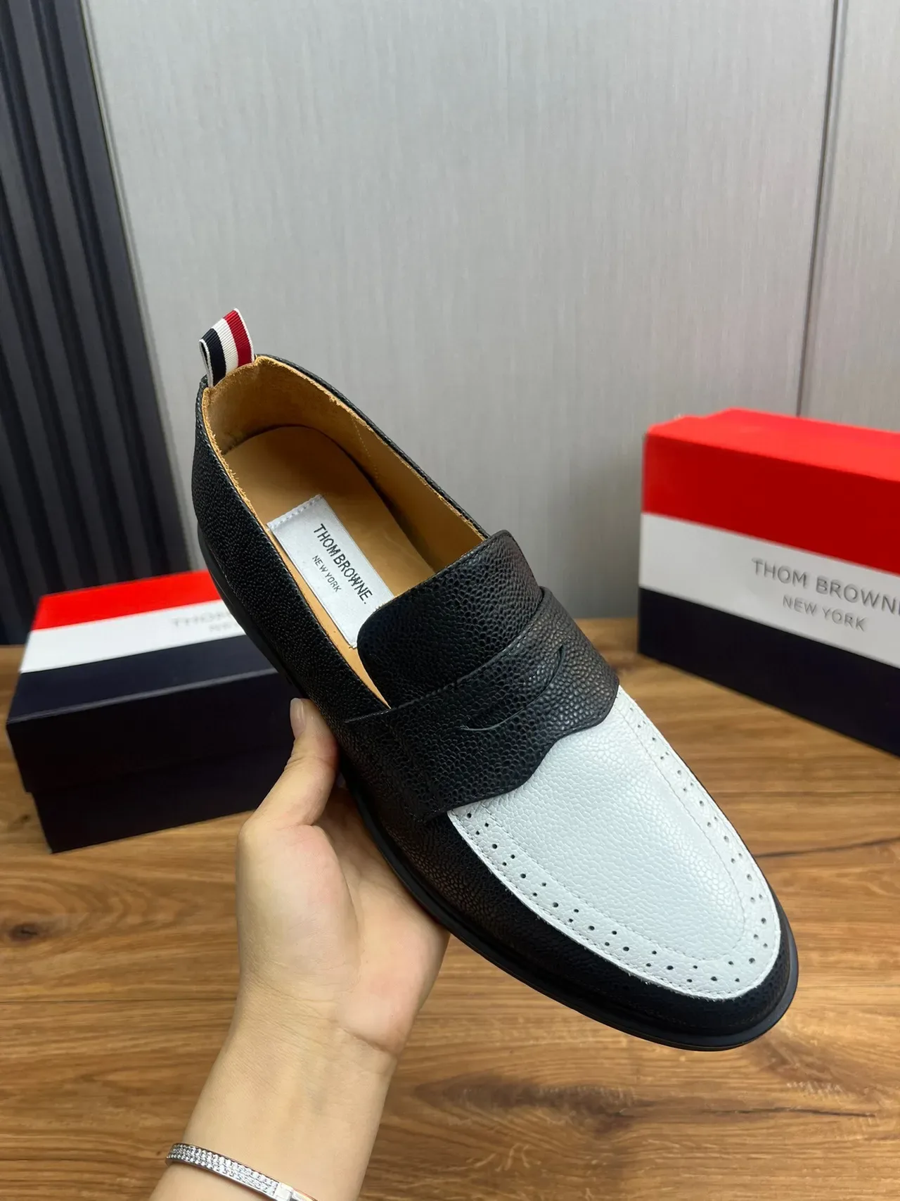 Thom Browne Penny Loafer en cuir pebbled à deux tons 7