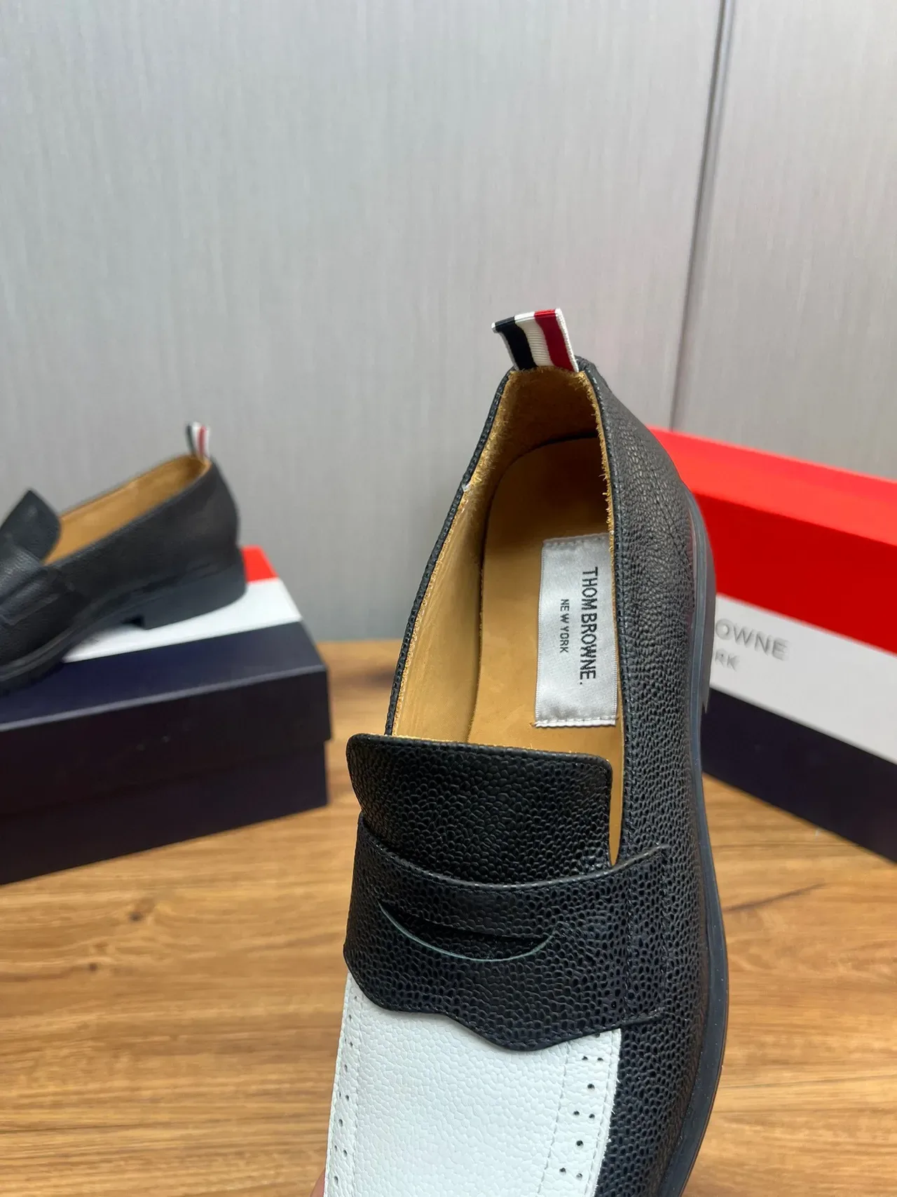 Thom Browne Penny Loafer en cuir pebbled à deux tons 8