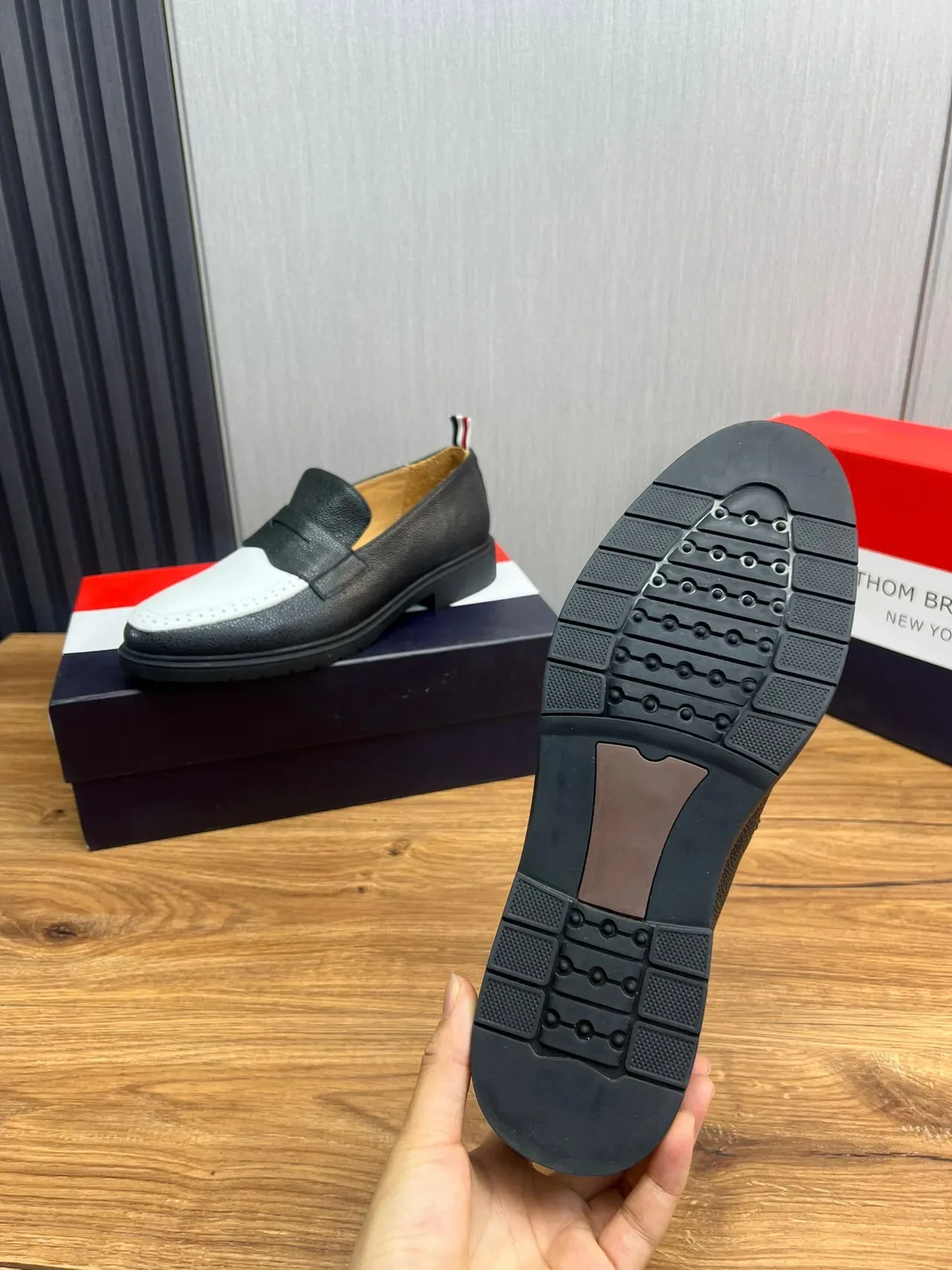Thom Browne Penny Loafer en cuir pebbled à deux tons 9