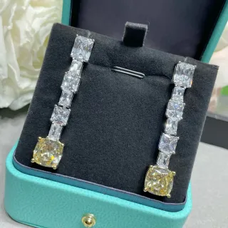 Tiffany & Co. Boucles d'Oreilles Or Bleu Doré Cascade Linéaire Pierre Coupée en Coussin Terminal