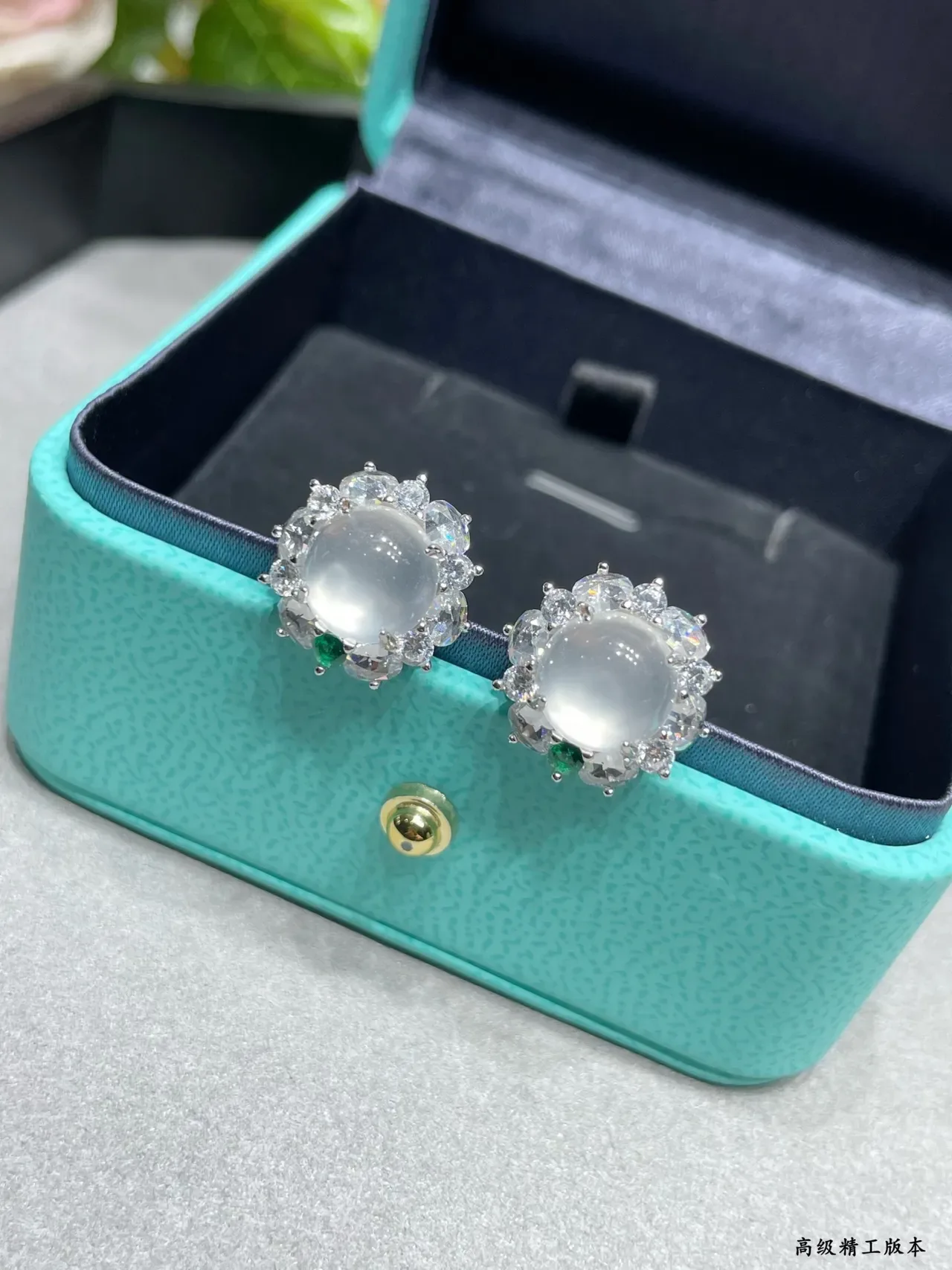 Tiffany & Co. Bleu Vert Halo-Set Cabochon Center Boucles d'oreilles 7