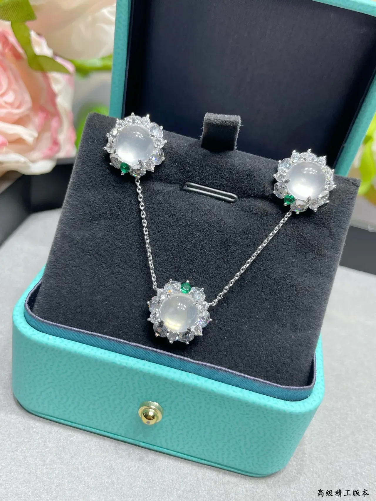 Tiffany & Co. Bleu Vert Halo-Set Cabochon Center Boucles d'oreilles 8