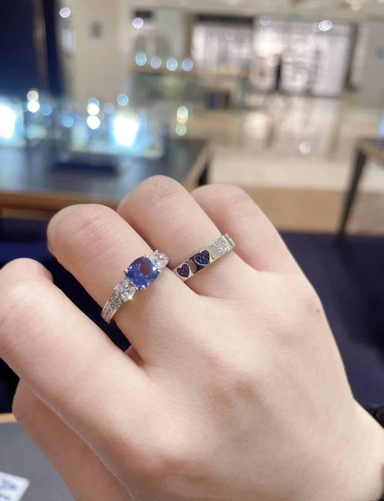 Tiffany & Co. خاتم مركزي بيضاوي ثلاثة أحجار أزرق أبيض 2