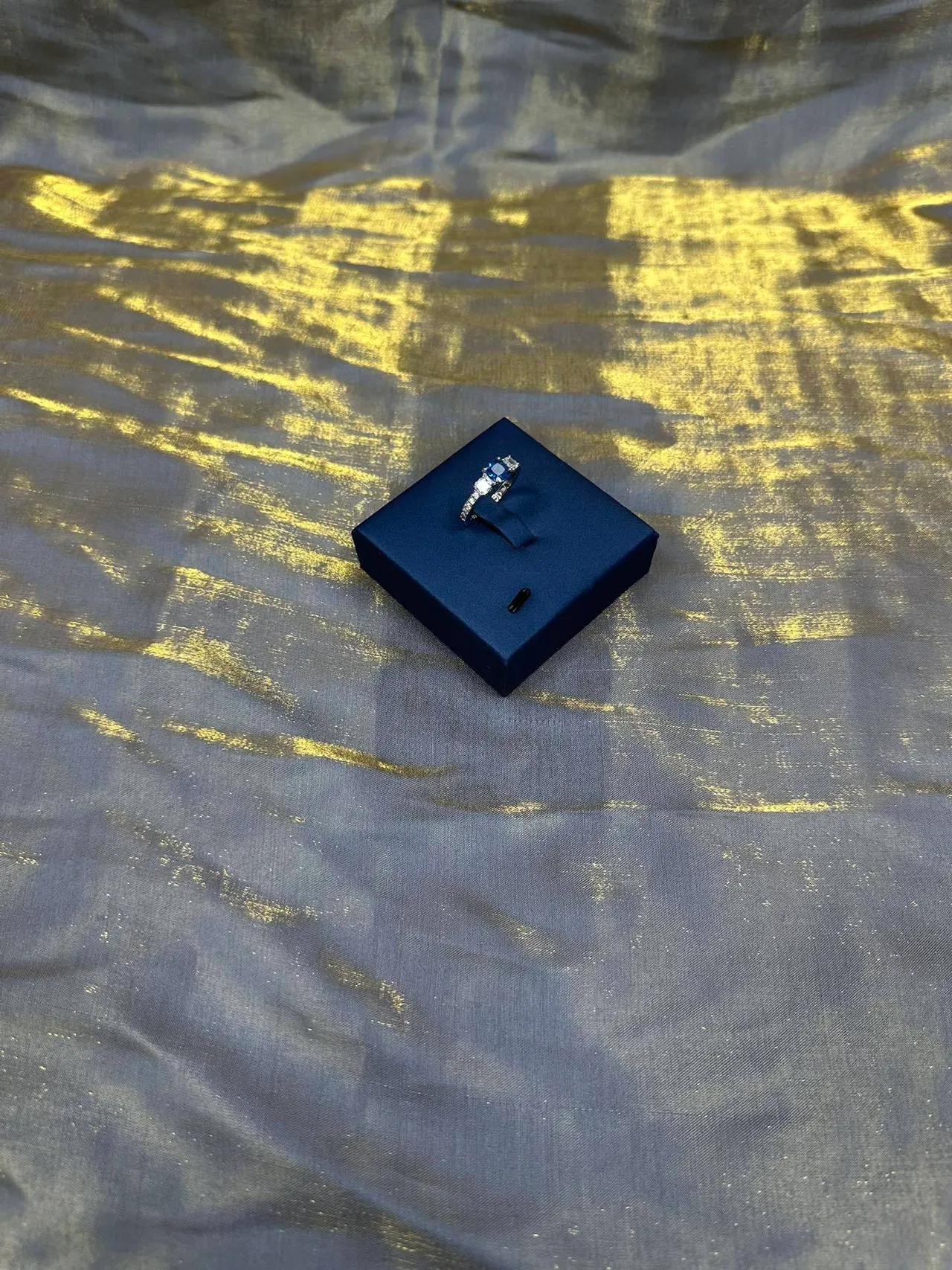 Tiffany & Co. خاتم مركزي بيضاوي ثلاثة أحجار أزرق أبيض 9