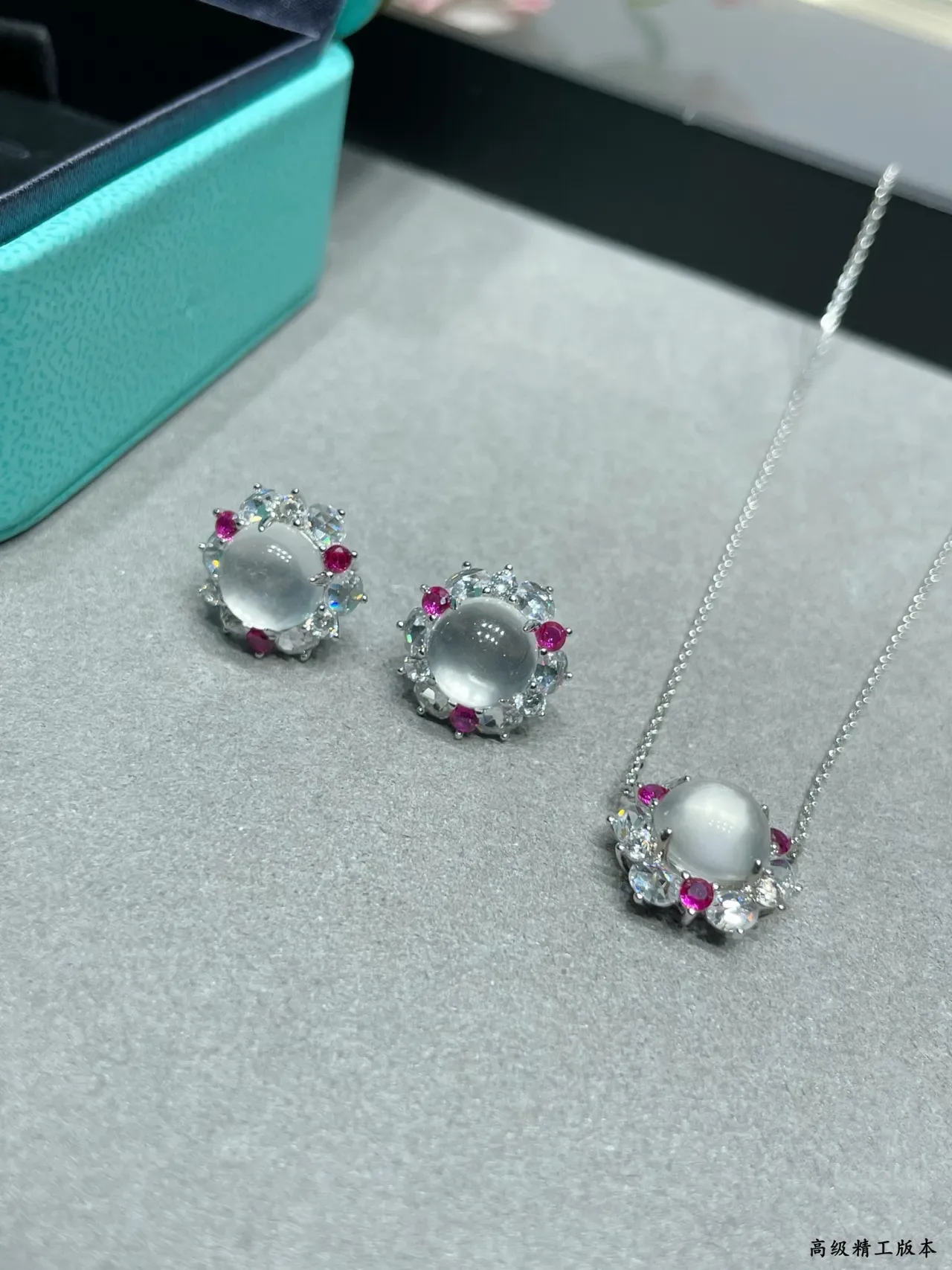Tiffany & Co. Boucles d'oreilles à cabochon avec halo floral 2