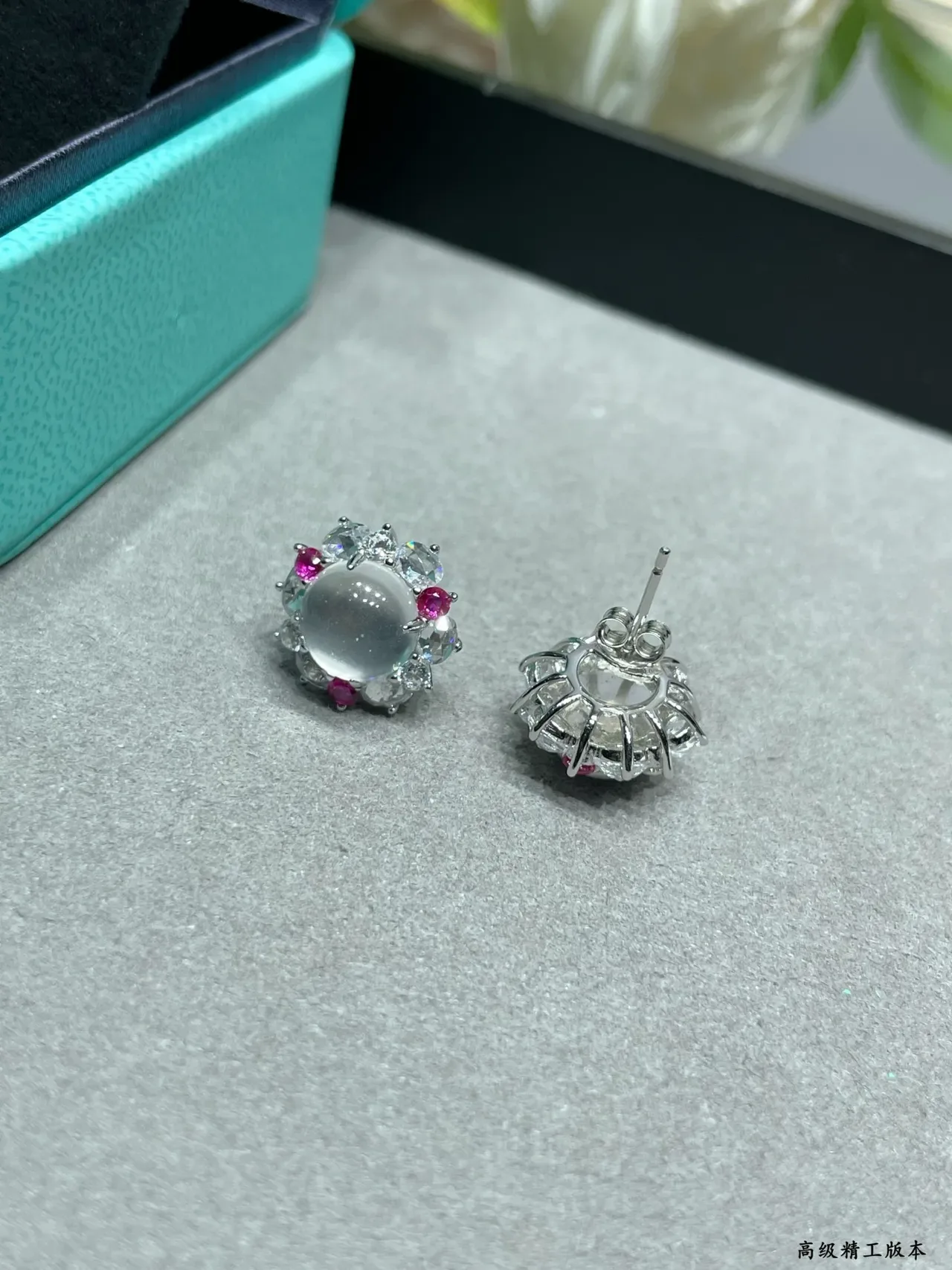 Tiffany & Co. Boucles d'oreilles à cabochon avec halo floral 3