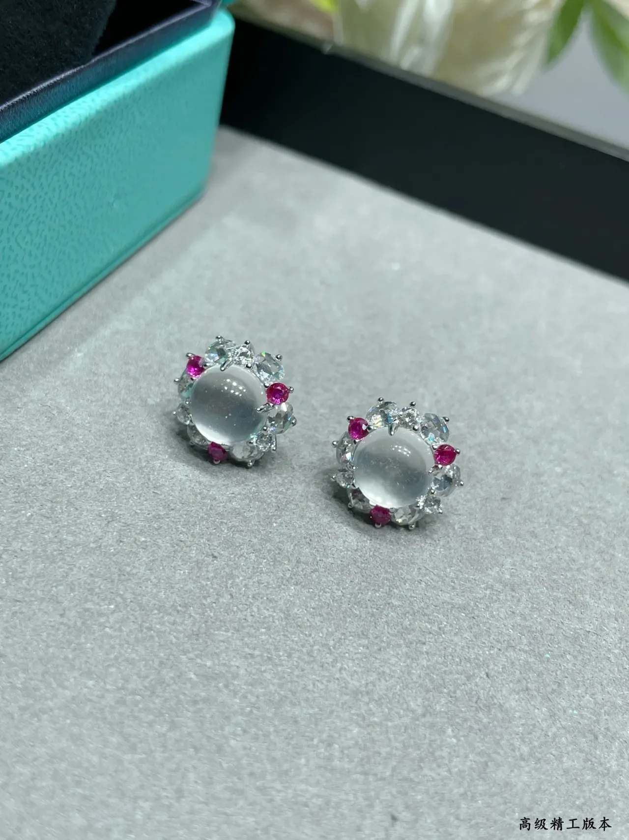 Tiffany & Co. Boucles d'oreilles à cabochon avec halo floral 4