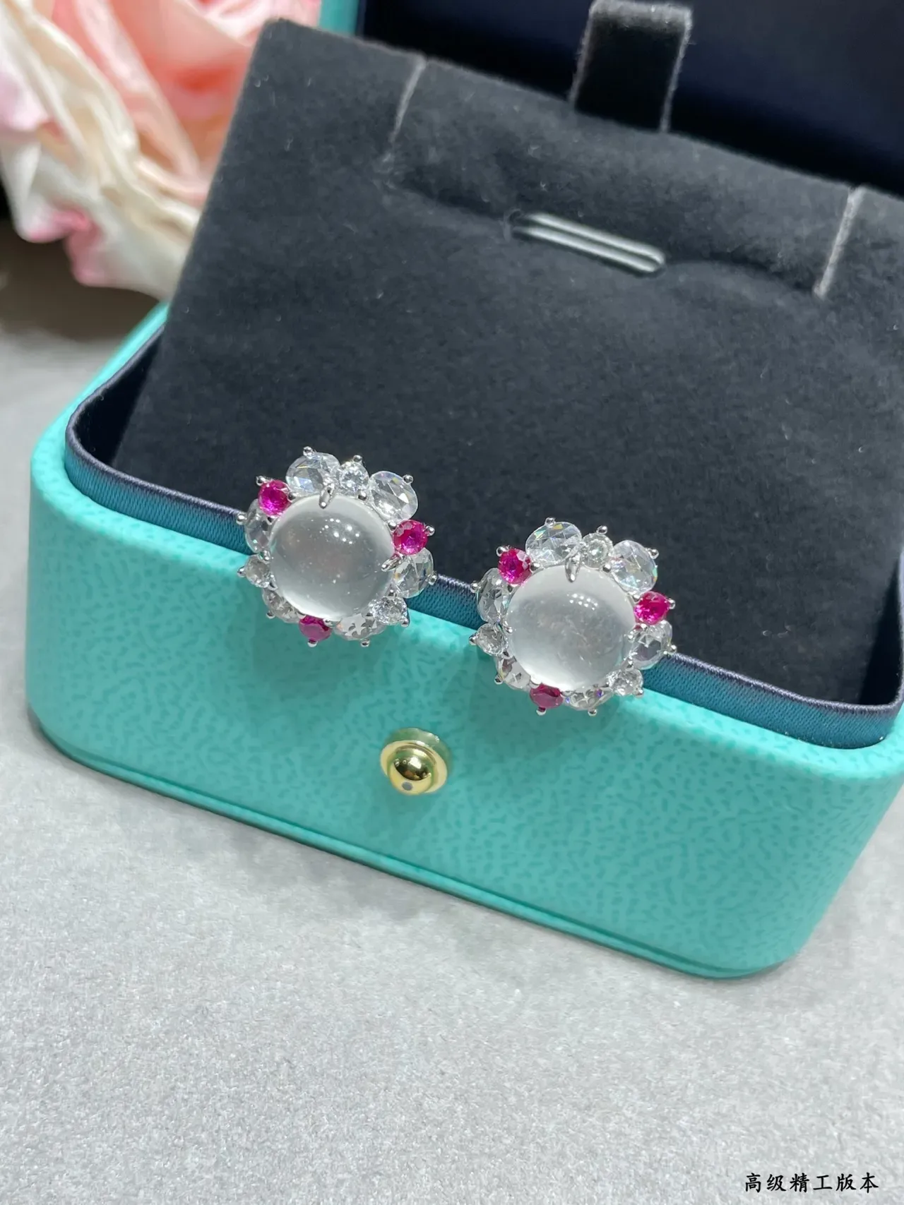 Tiffany & Co. Boucles d'oreilles à cabochon avec halo floral 7