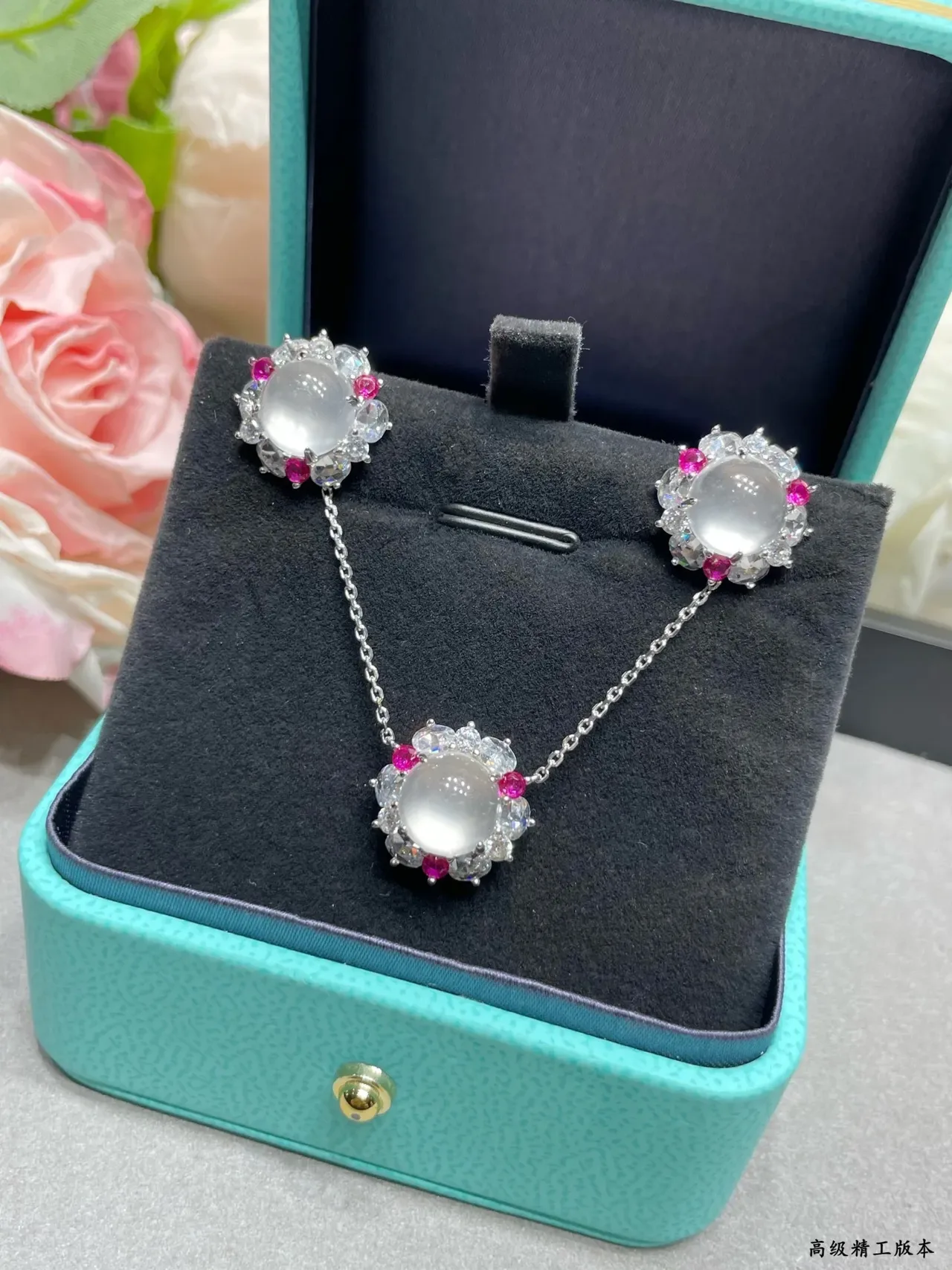 Tiffany & Co. Boucles d'oreilles à cabochon avec halo floral 8
