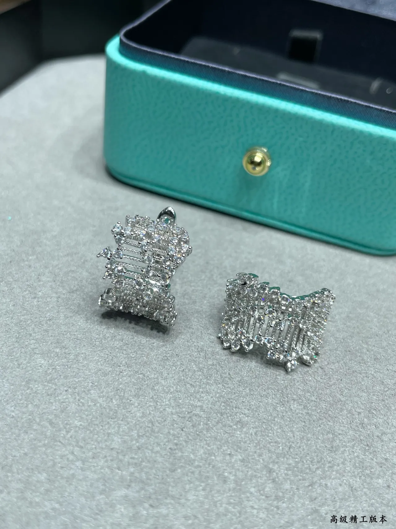 Tiffany & Co. Boucles d'oreilles diamants pavé-set motif géométrique bleu argent 5