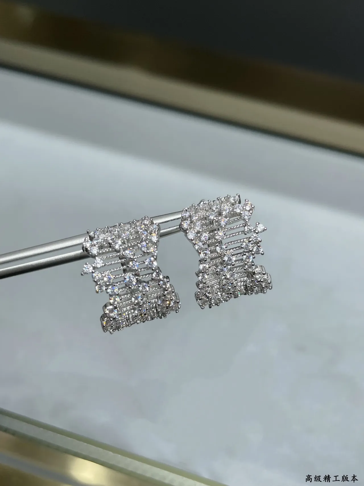 Tiffany & Co. Boucles d'oreilles diamants pavé-set motif géométrique bleu argent 7