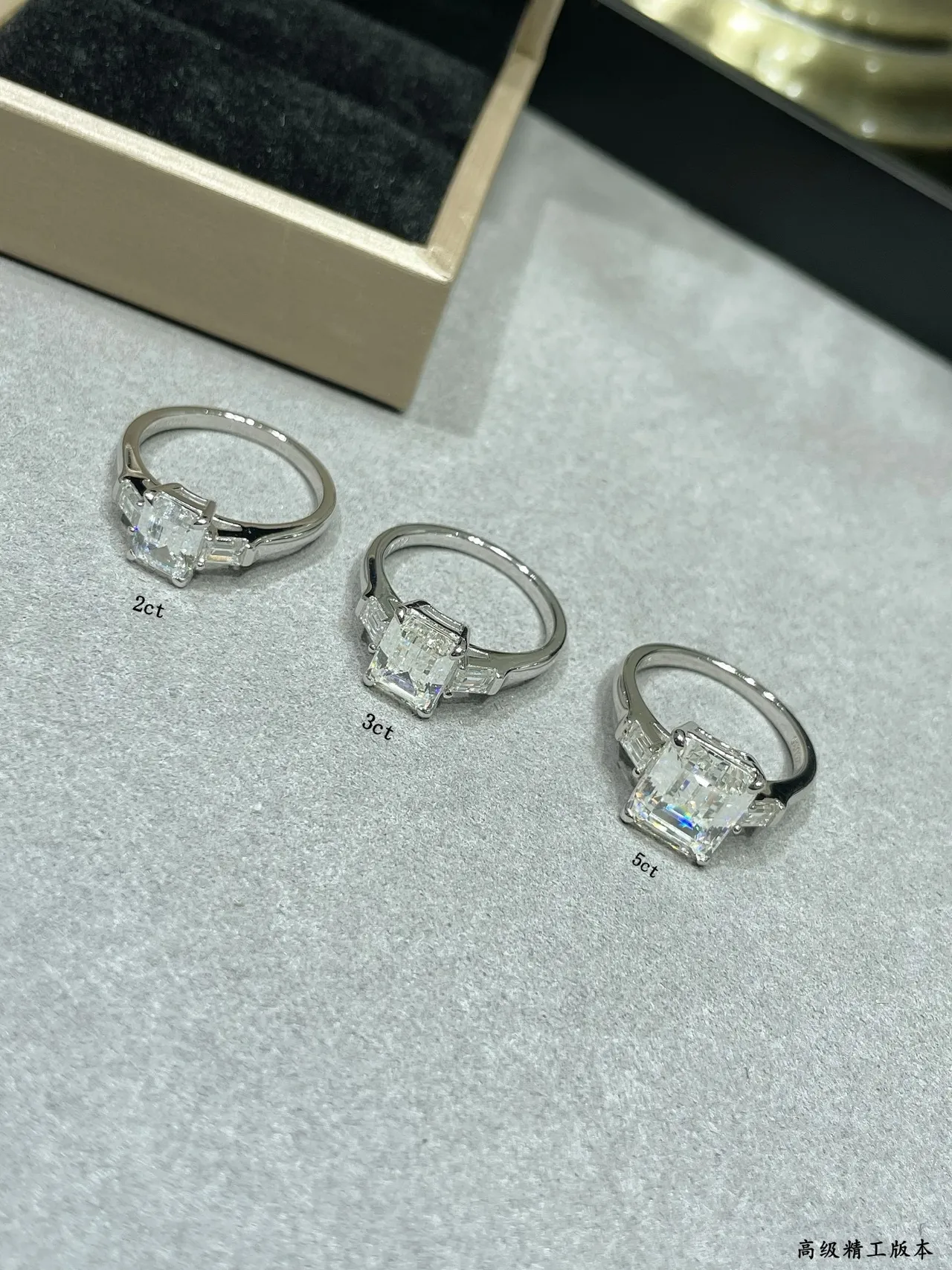 Tiffany & Co. Anel de prata com pedra central em corte de esmeralda, pedras laterais em baguette 5