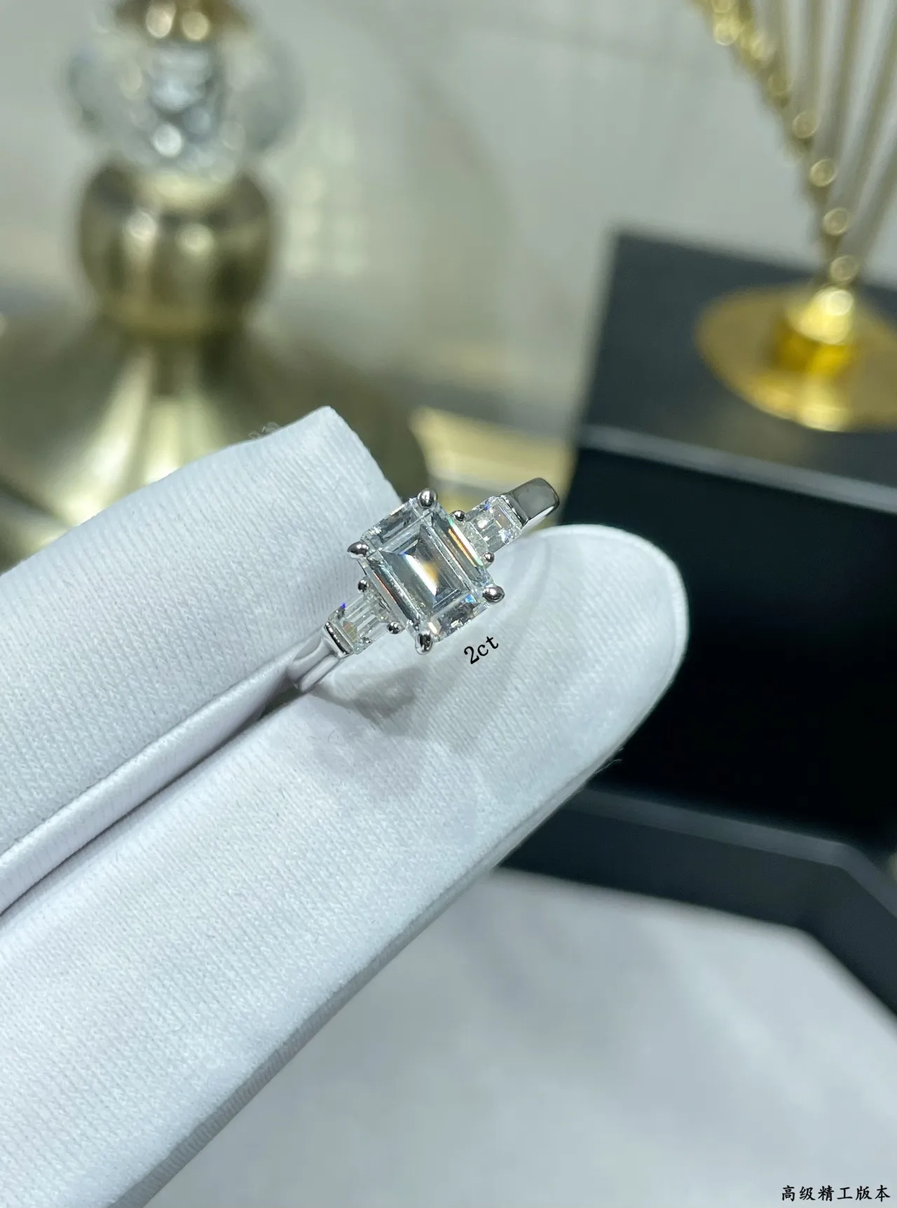 Tiffany & Co. Anel de prata com pedra central em corte de esmeralda, pedras laterais em baguette 6
