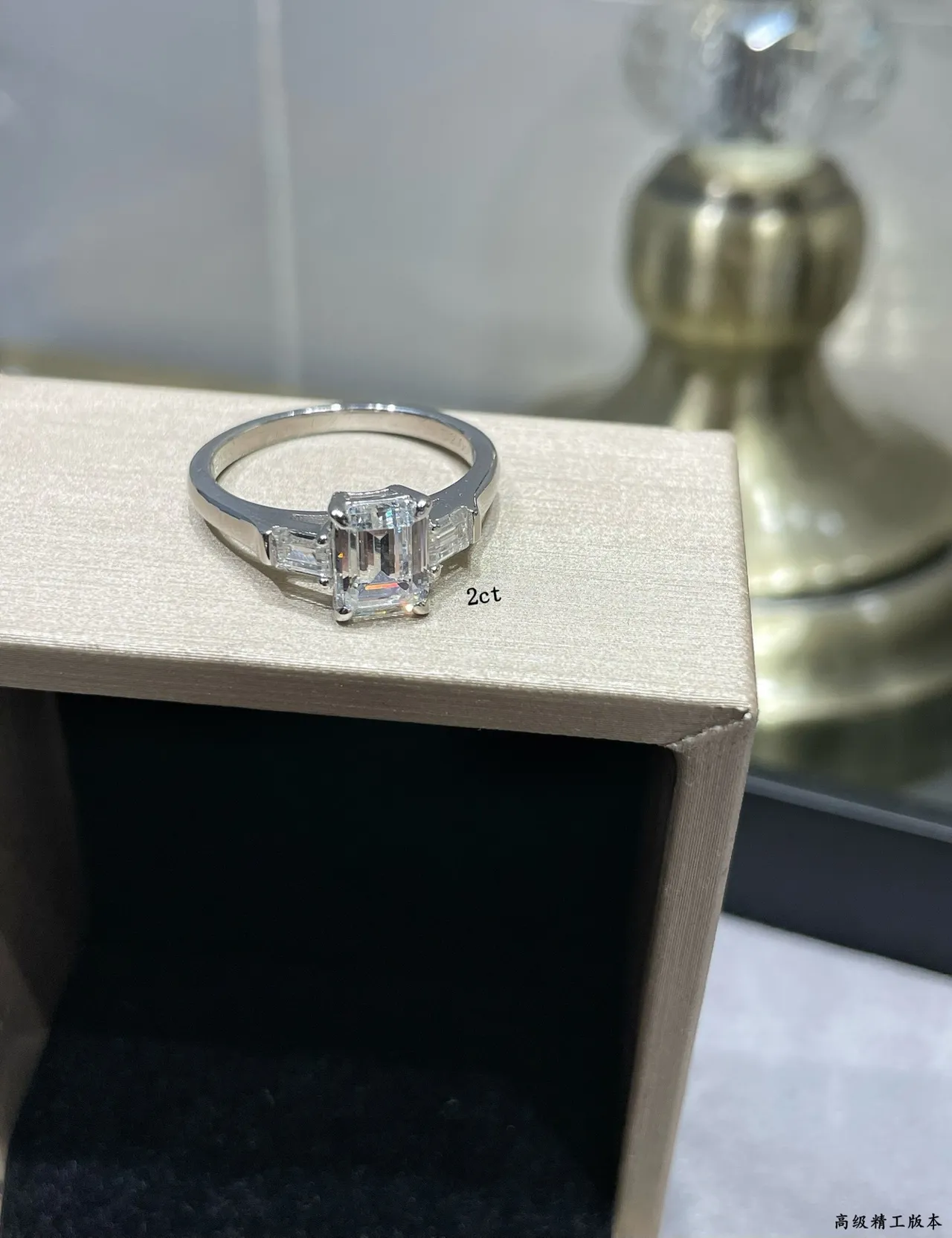 Tiffany & Co. Anel de prata com pedra central em corte de esmeralda, pedras laterais em baguette 7
