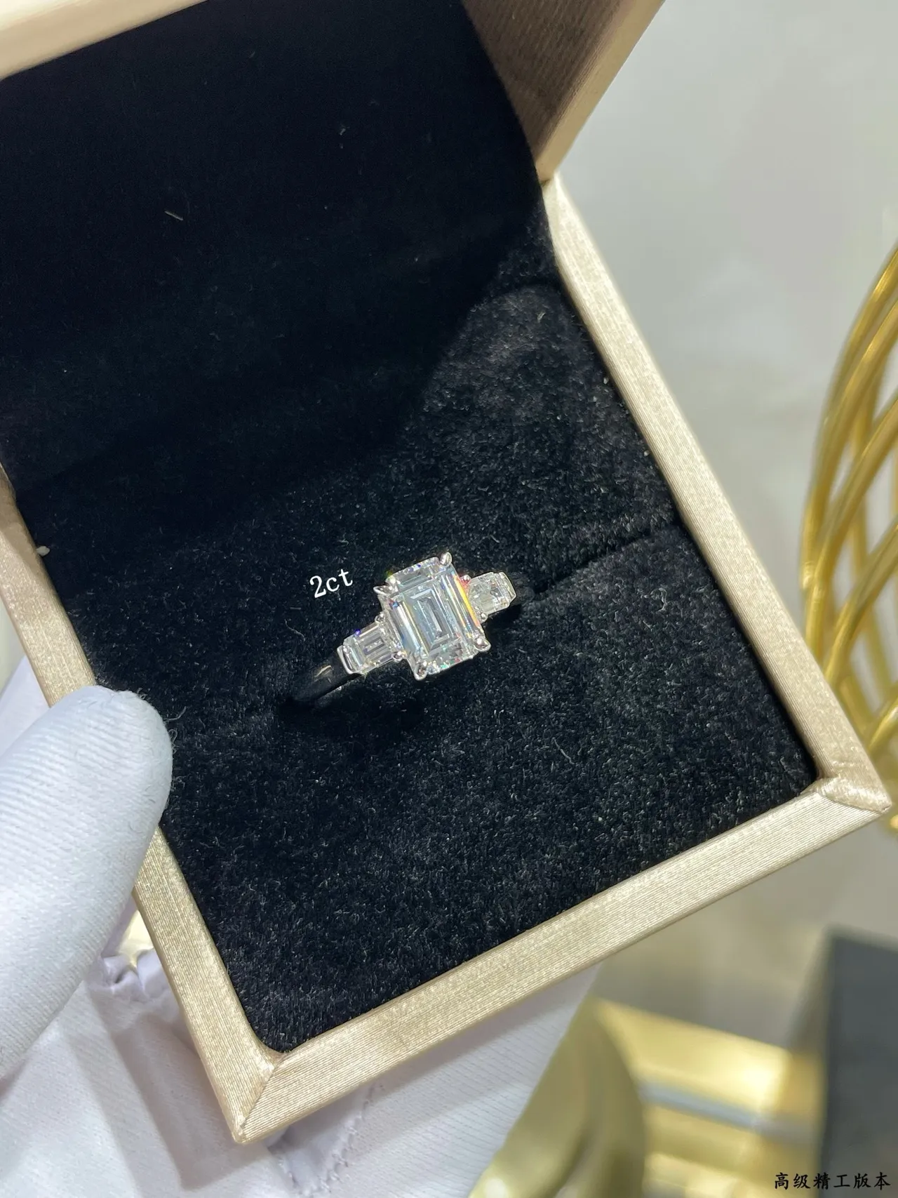 Tiffany & Co. Anel de prata com pedra central em corte de esmeralda, pedras laterais em baguette 3