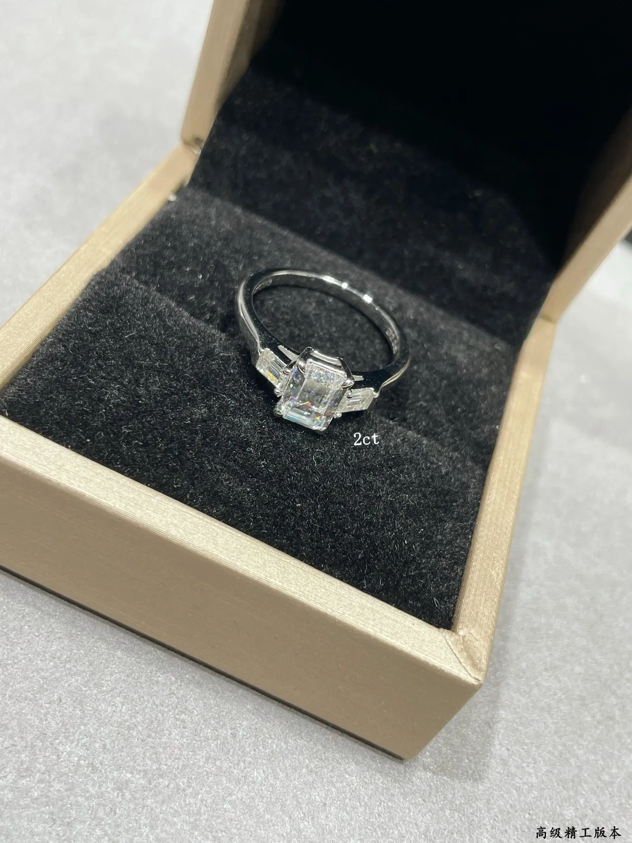 Tiffany & Co. Anel de prata com pedra central em corte de esmeralda, pedras laterais em baguette 8
