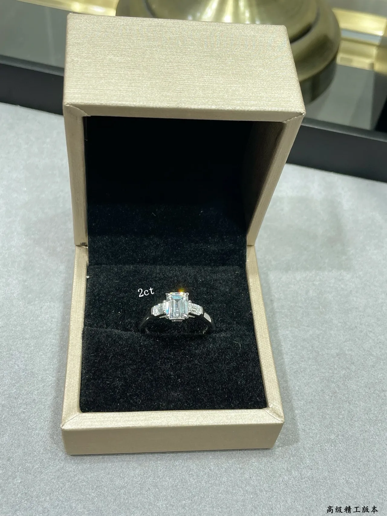Tiffany & Co. Anel de prata com pedra central em corte de esmeralda, pedras laterais em baguette 9