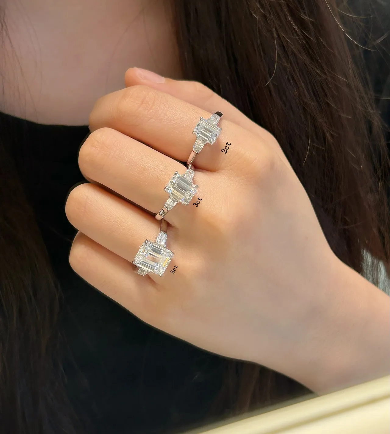 Tiffany & Co. Anel de prata com pedra central em corte de esmeralda, pedras laterais em baguette 4