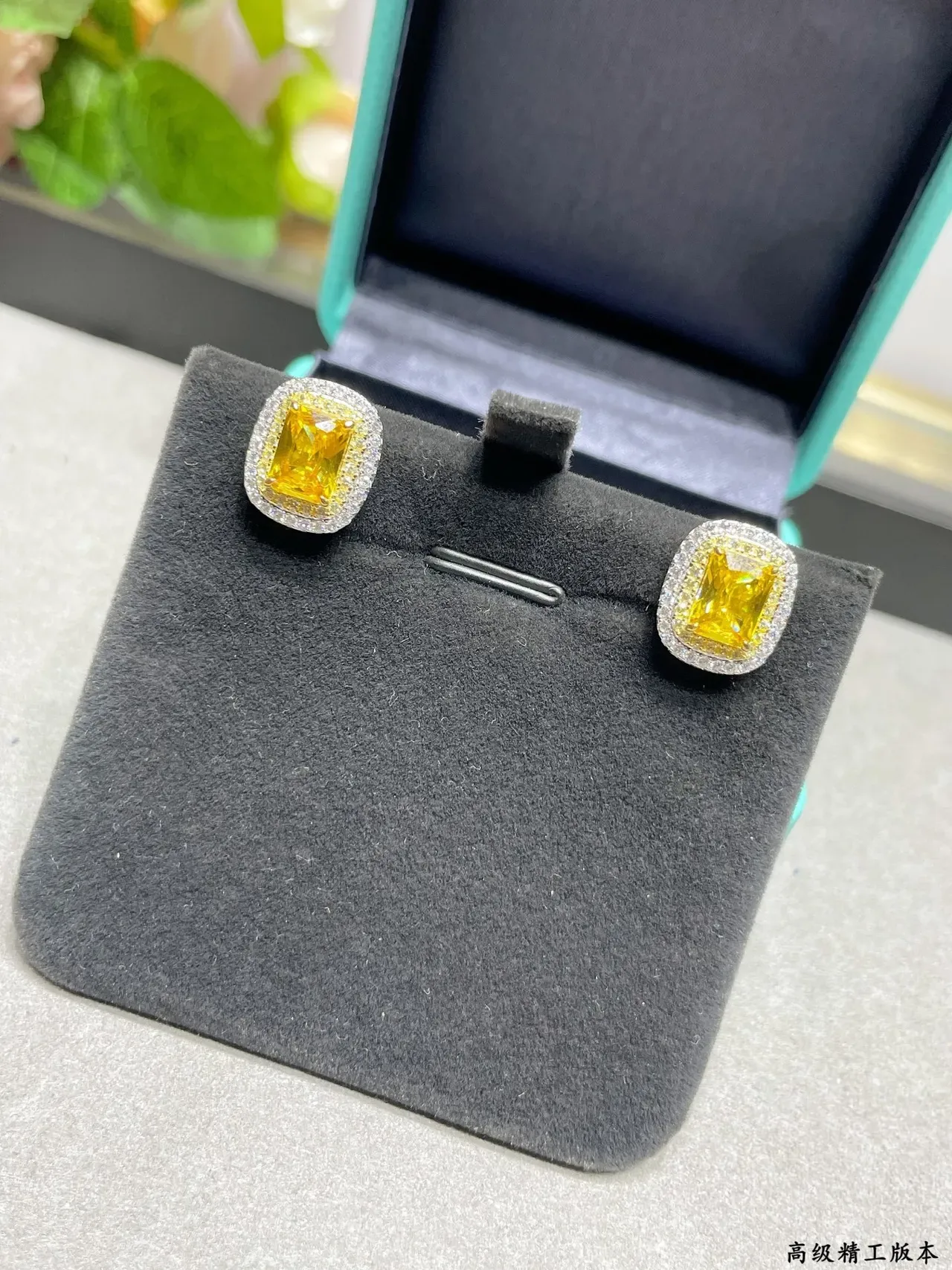 Tiffany & Co. Brincos de arete com corte quadrado de gema amarela duplo halo 2