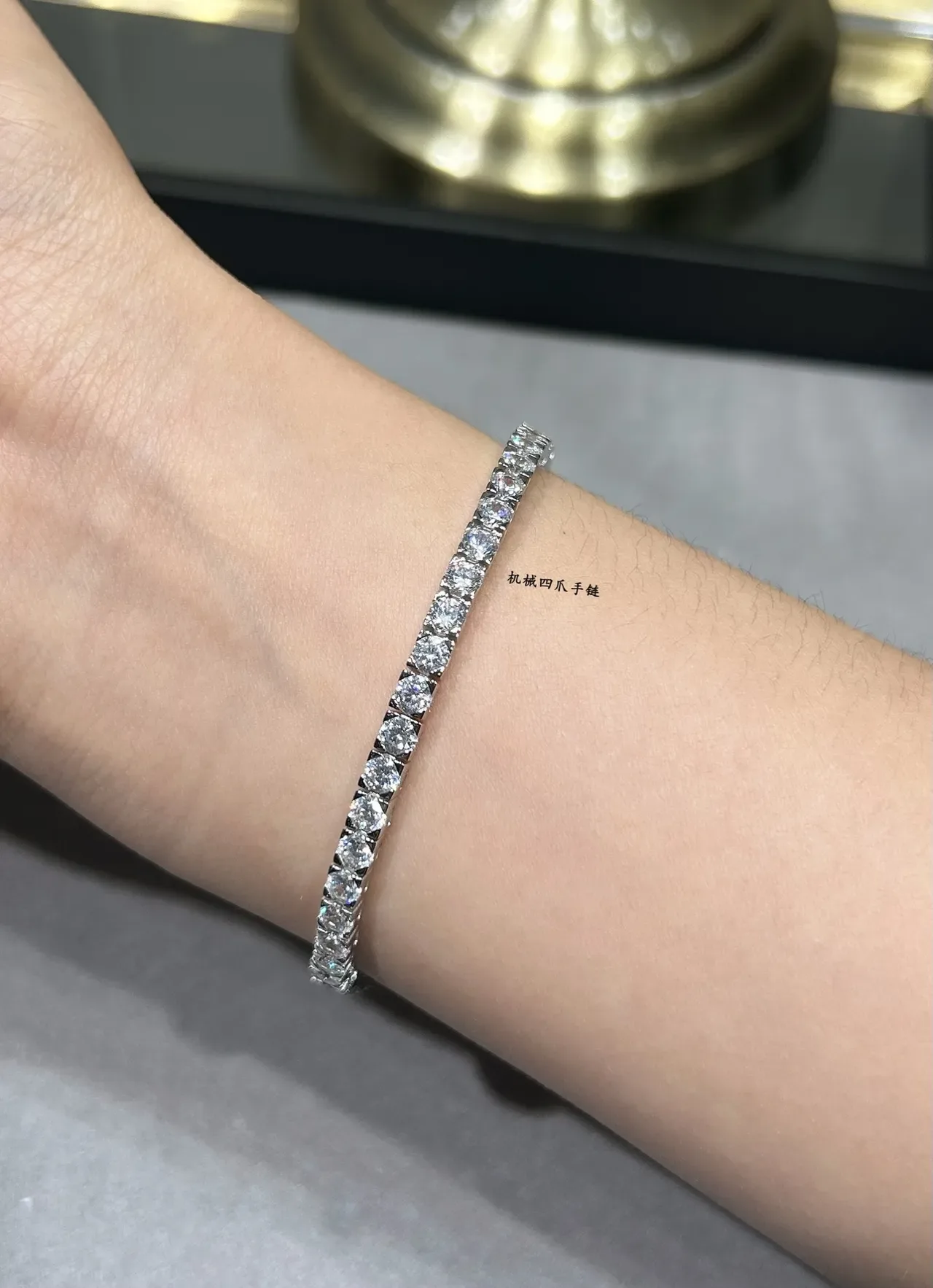 Tiffany & Co. টেনিস ব্রেসলেট রূপালী সাদা চ্যানেল-সেট গোল ডায়মন্ড রিজিড ব্যাঙ্গল ব্রেসলেট 3