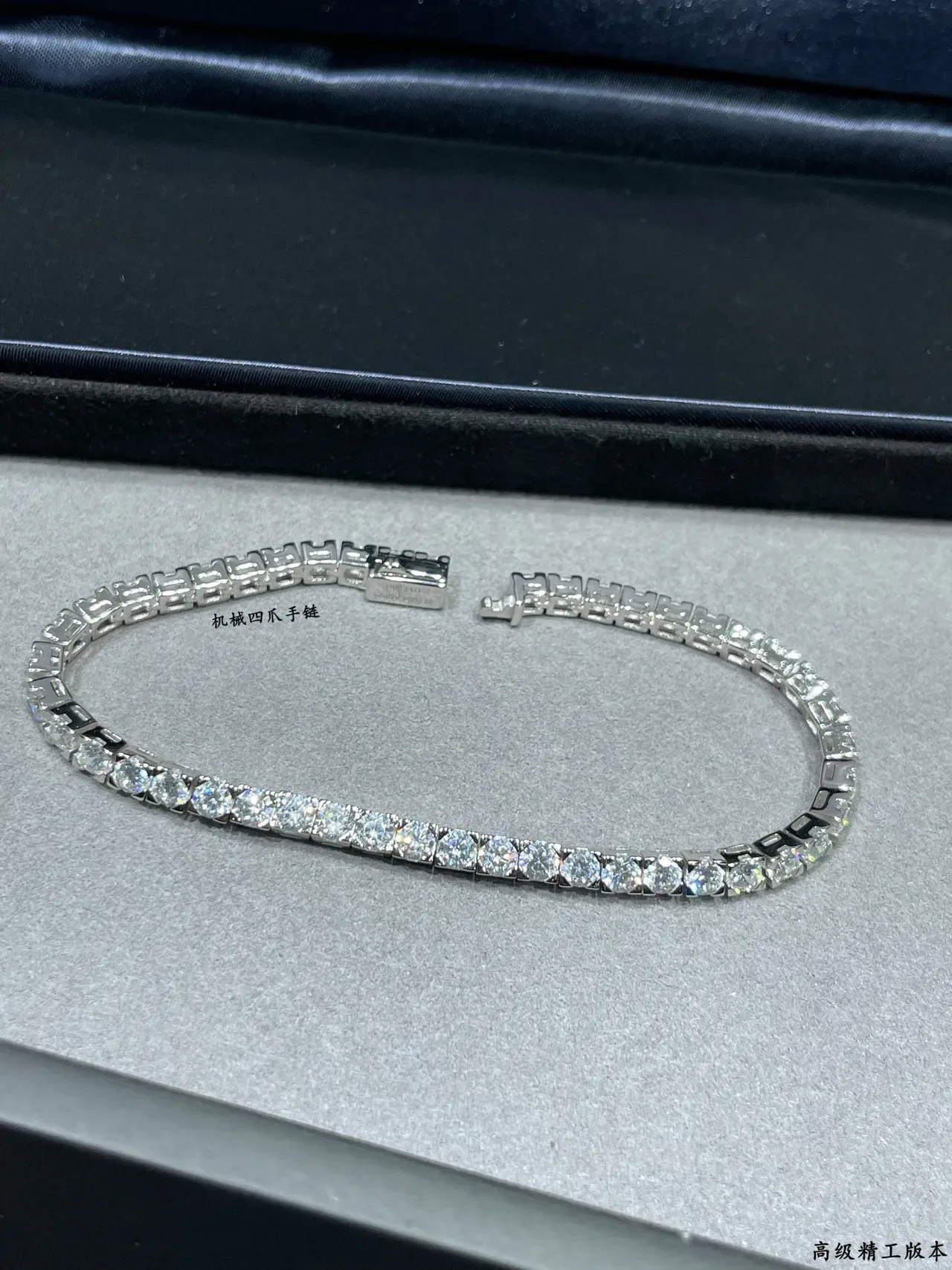 Tiffany & Co. টেনিস ব্রেসলেট রূপালী সাদা চ্যানেল-সেট গোল ডায়মন্ড রিজিড ব্যাঙ্গল ব্রেসলেট 4