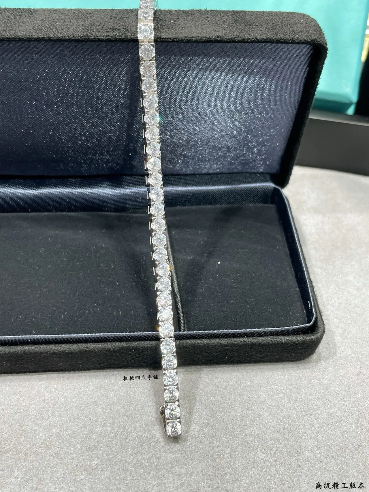 Tiffany & Co. টেনিস ব্রেসলেট রূপালী সাদা চ্যানেল-সেট গোল ডায়মন্ড রিজিড ব্যাঙ্গল ব্রেসলেট 5