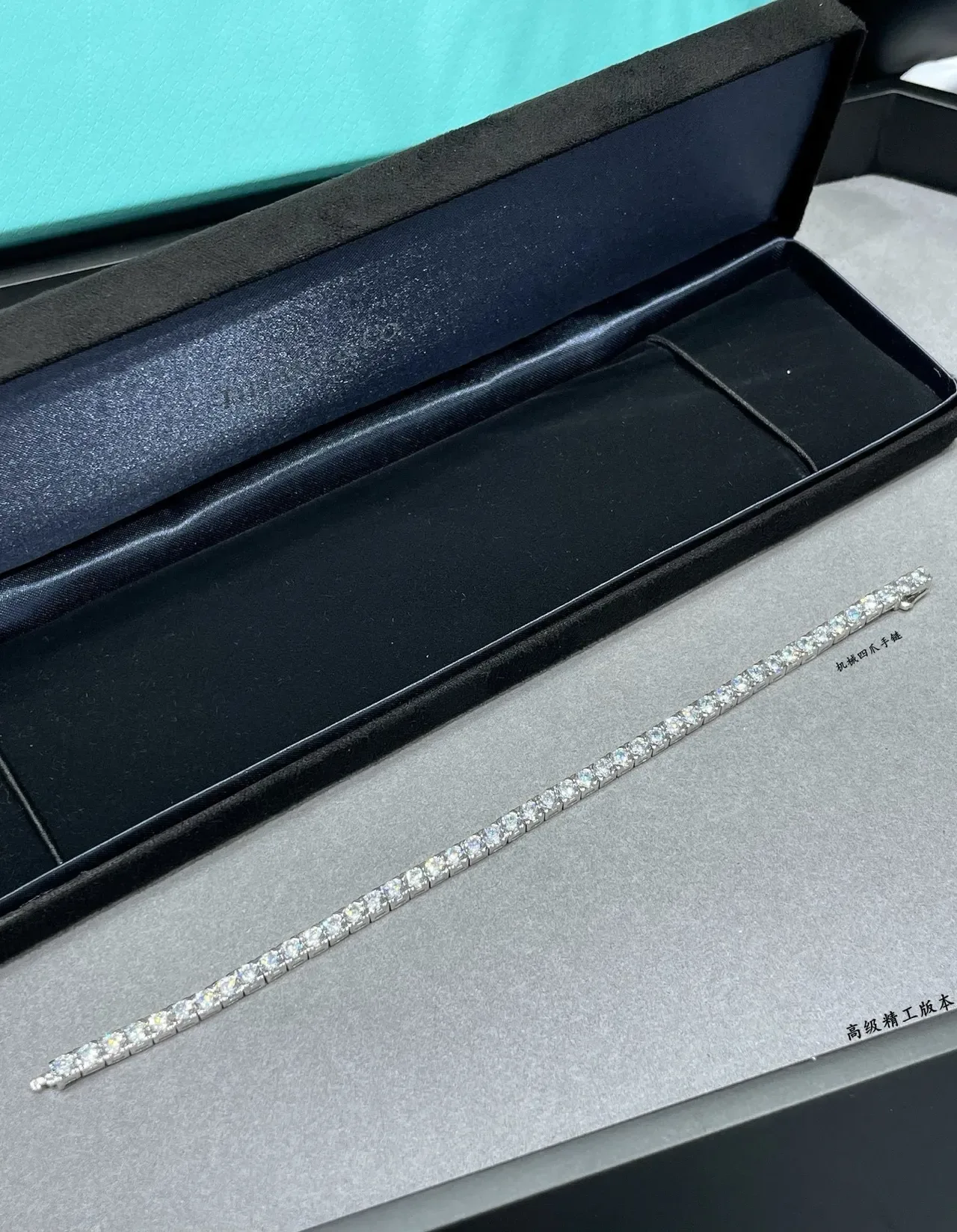 Tiffany & Co. টেনিস ব্রেসলেট রূপালী সাদা চ্যানেল-সেট গোল ডায়মন্ড রিজিড ব্যাঙ্গল ব্রেসলেট 6