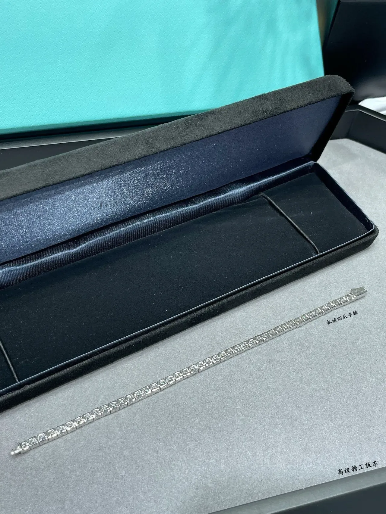 Tiffany & Co. টেনিস ব্রেসলেট রূপালী সাদা চ্যানেল-সেট গোল ডায়মন্ড রিজিড ব্যাঙ্গল ব্রেসলেট 7