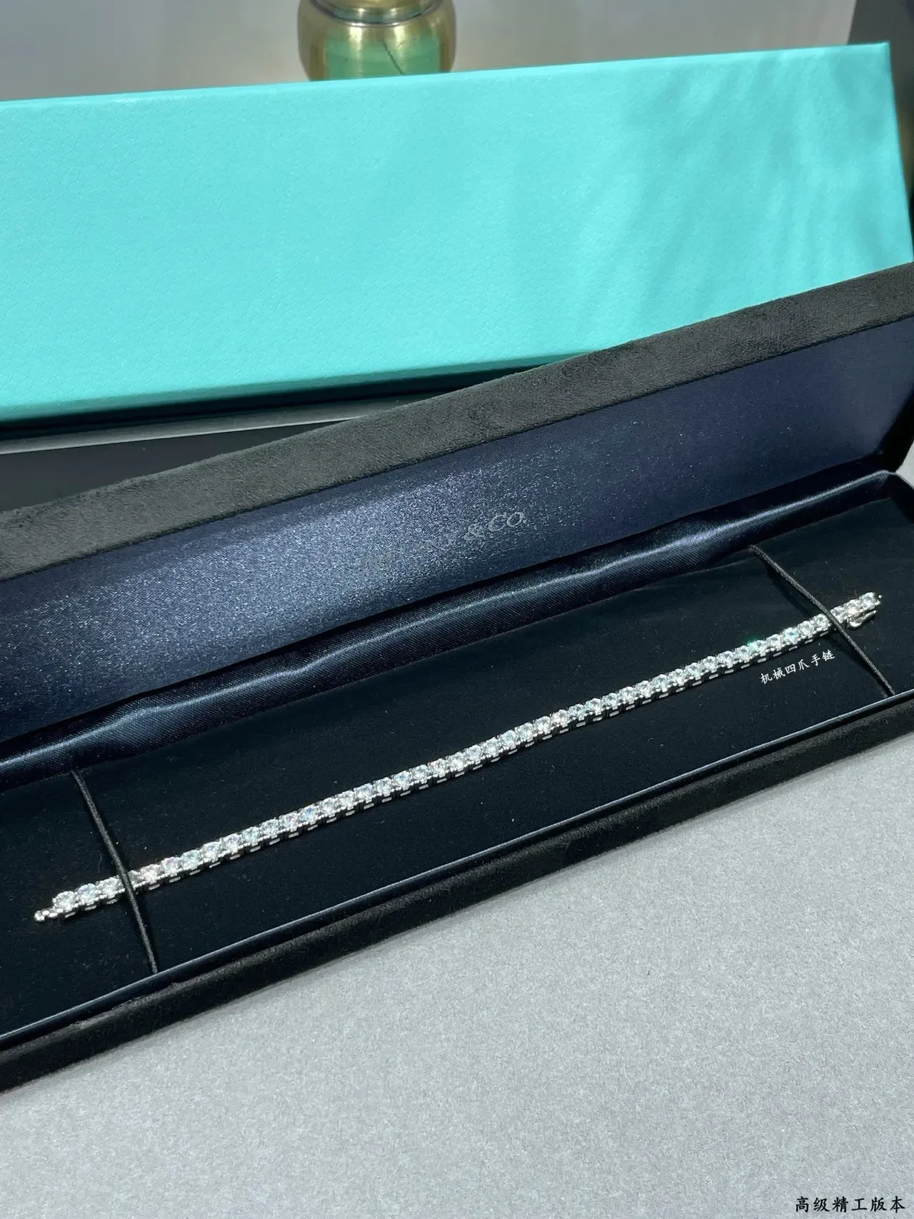 Tiffany & Co. টেনিস ব্রেসলেট রূপালী সাদা চ্যানেল-সেট গোল ডায়মন্ড রিজিড ব্যাঙ্গল ব্রেসলেট 8