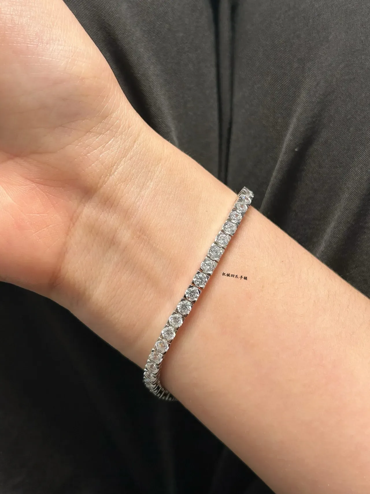 Tiffany & Co. টেনিস ব্রেসলেট রূপালী সাদা চ্যানেল-সেট গোল ডায়মন্ড রিজিড ব্যাঙ্গল ব্রেসলেট 9