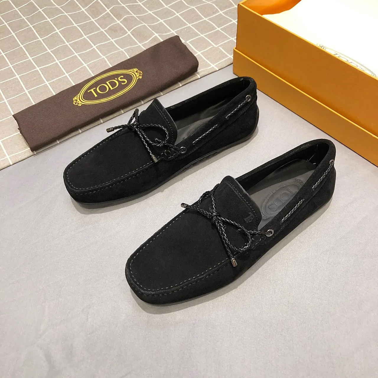Tod's Gommino Mocassim de camurça preto prata com correia de couro amarrada 2
