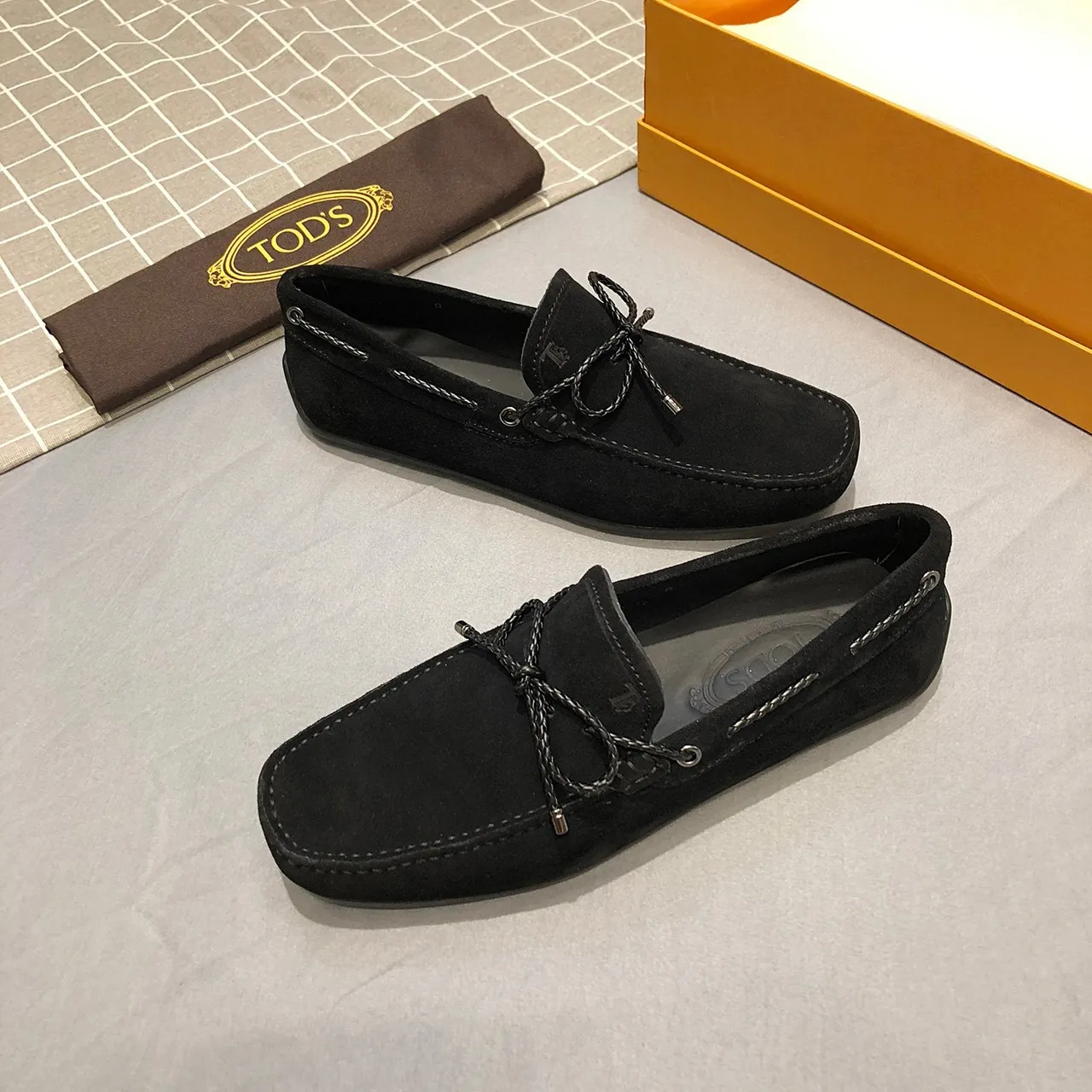 Tod's Gommino Mocassim de camurça preto prata com correia de couro amarrada 3