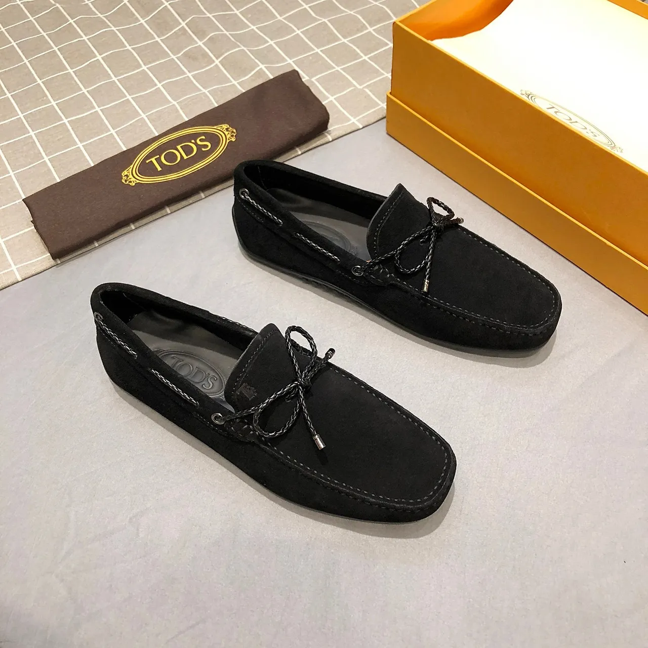 Tod's Gommino Mocassim de camurça preto prata com correia de couro amarrada 4