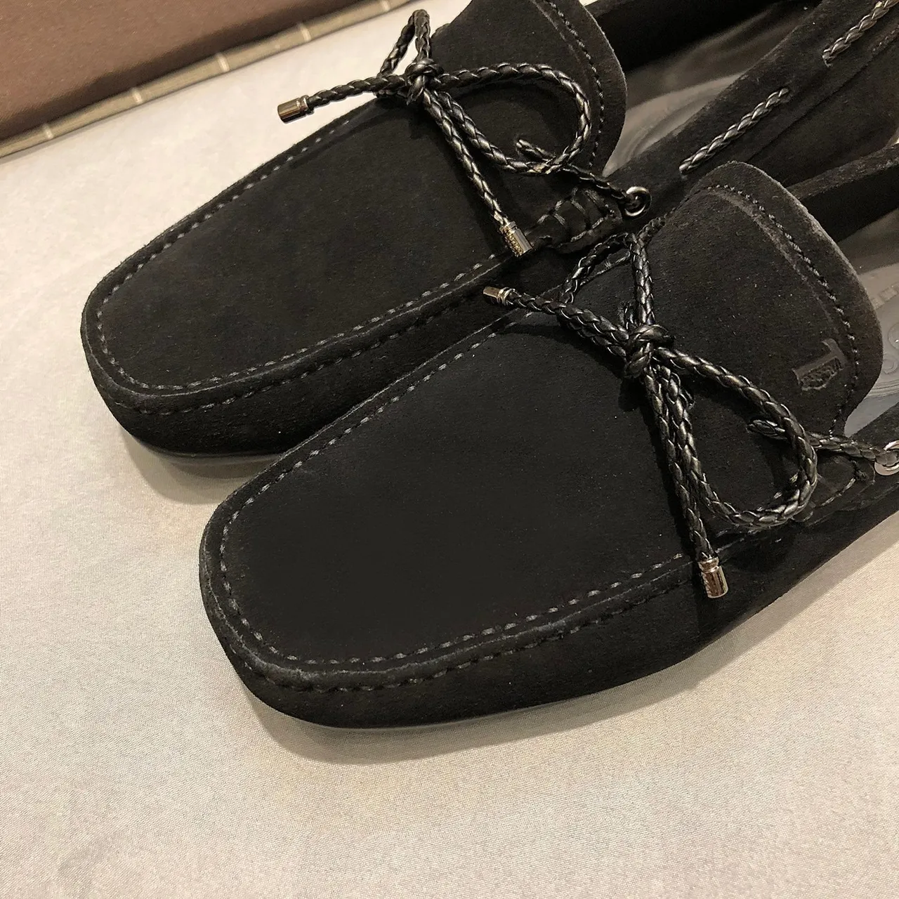 Tod's Gommino Mocassim de camurça preto prata com correia de couro amarrada 5